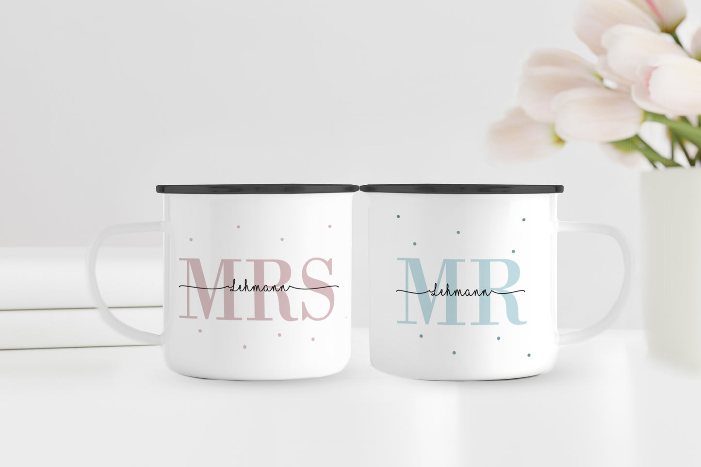 Personalisiertes Emaillebecher Set | Mrs + Mr | 2 Emaille Tassen | Rand Silber oder Schwarz | Name und Datum | Geschenk für Hochzeit