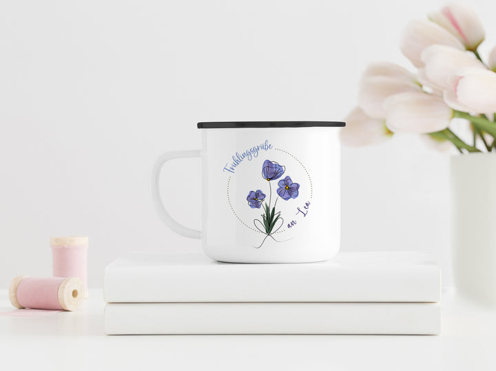 Personalisierter Emaillebecher | Emaille Tasse mit schwarzem Rand | mit Wunschnamen | Frühling | Veilchen | beim Kaffee an Blumen erfreuen