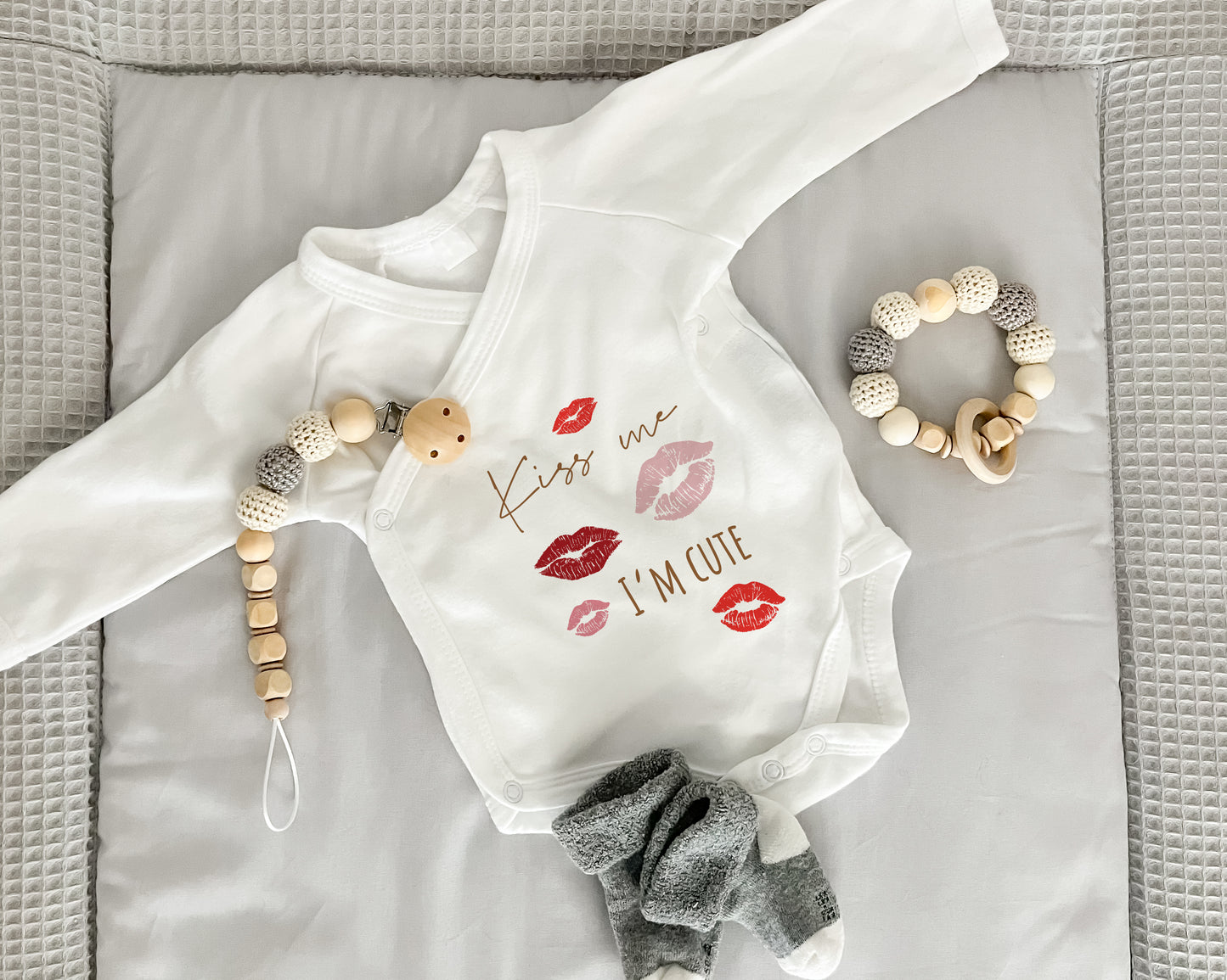 Baby Wickelbody aus Bio-Baumwolle | Kiss Me | I'm Cute | Langarm Baby Body | Perfektes Geschenk zur Geburt | frecher Spruch - verschenkich.de