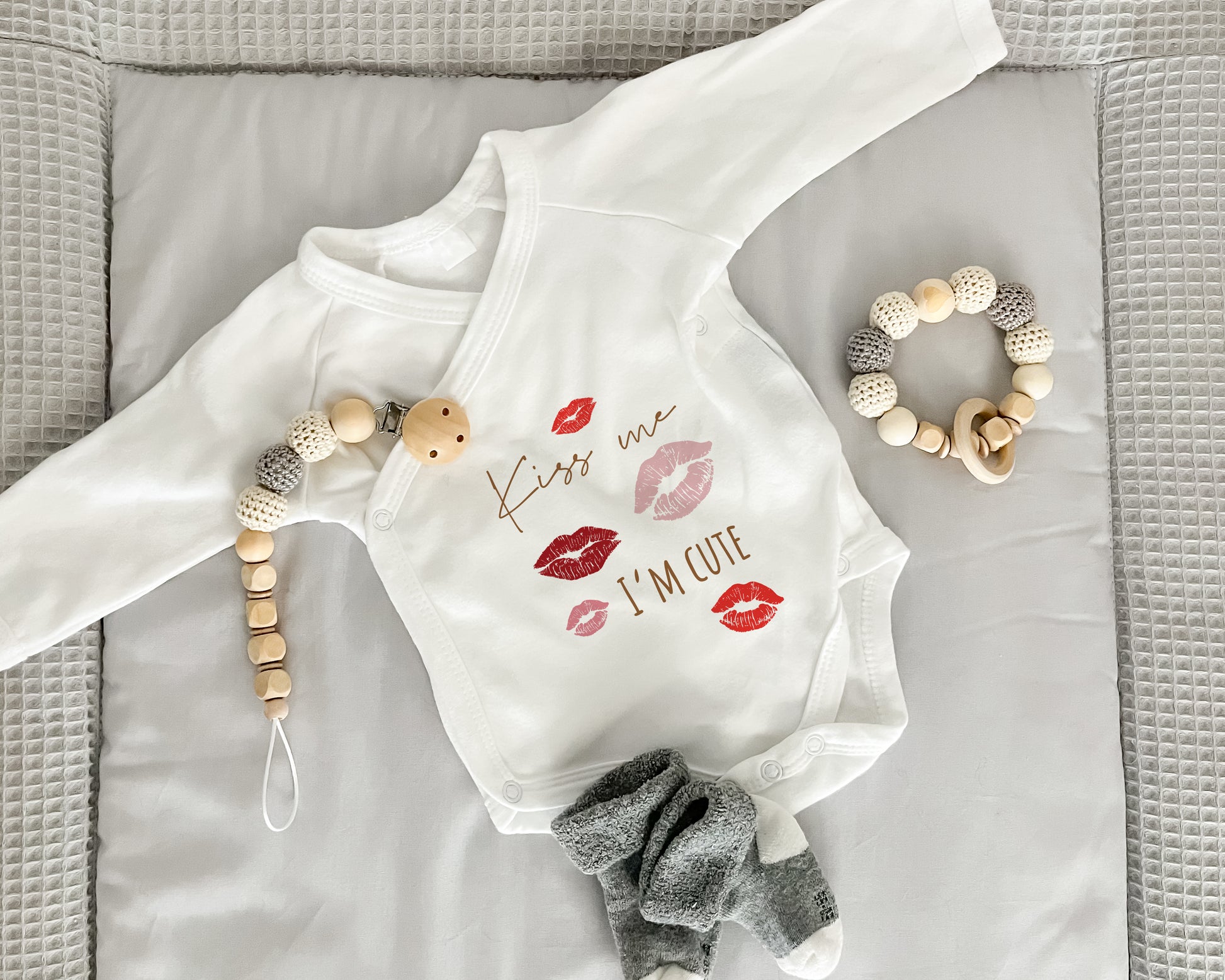 Baby Wickelbody aus Bio-Baumwolle | Kiss Me | I'm Cute | Langarm Baby Body | Perfektes Geschenk zur Geburt | frecher Spruch - verschenkich.de