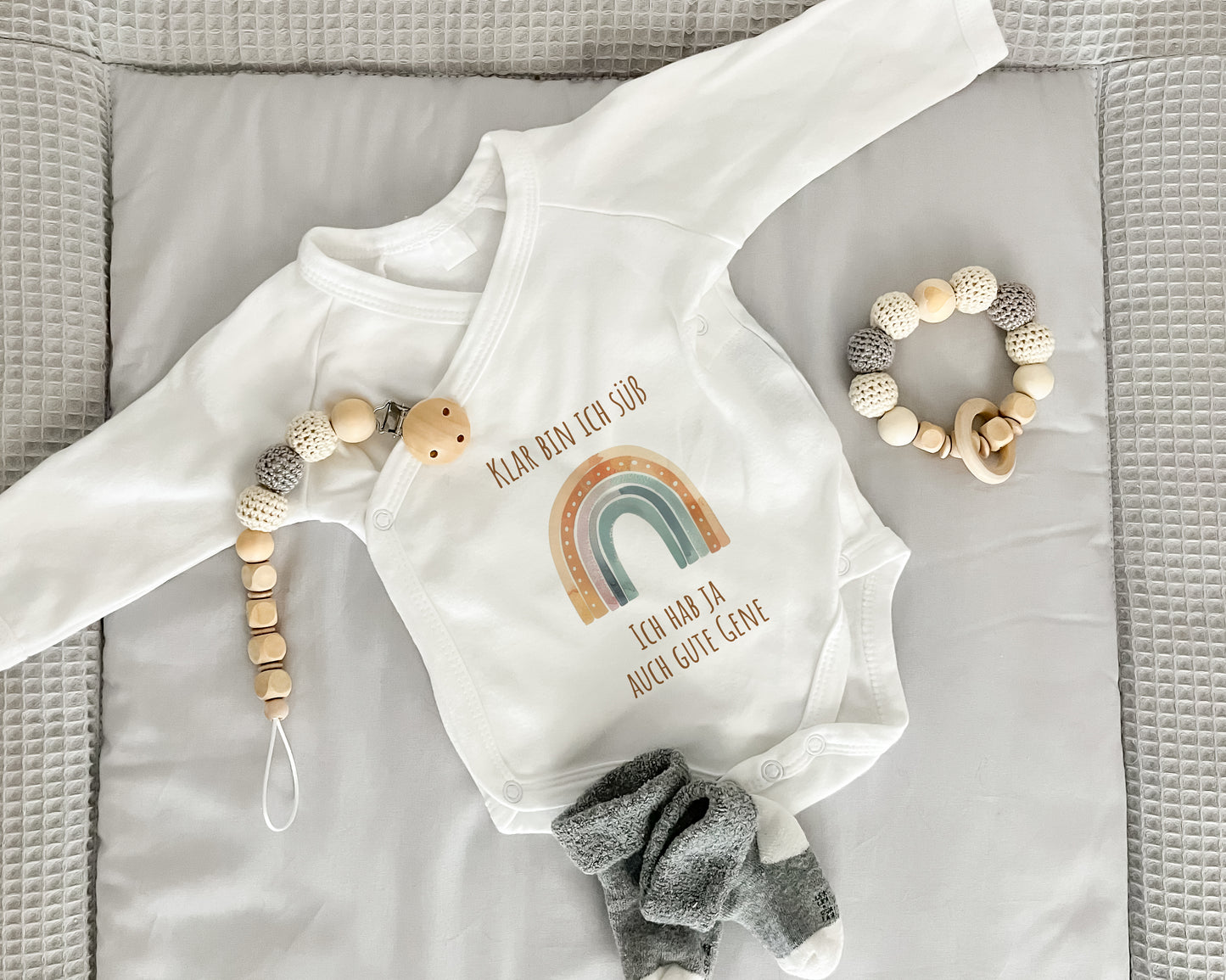 Baby Wickelbody aus Bio-Baumwolle | Klar bin ich süß | Regenbogen | gute Gene | Langarm Baby Body | Perfektes Geschenk zur Geburt - verschenkich.de