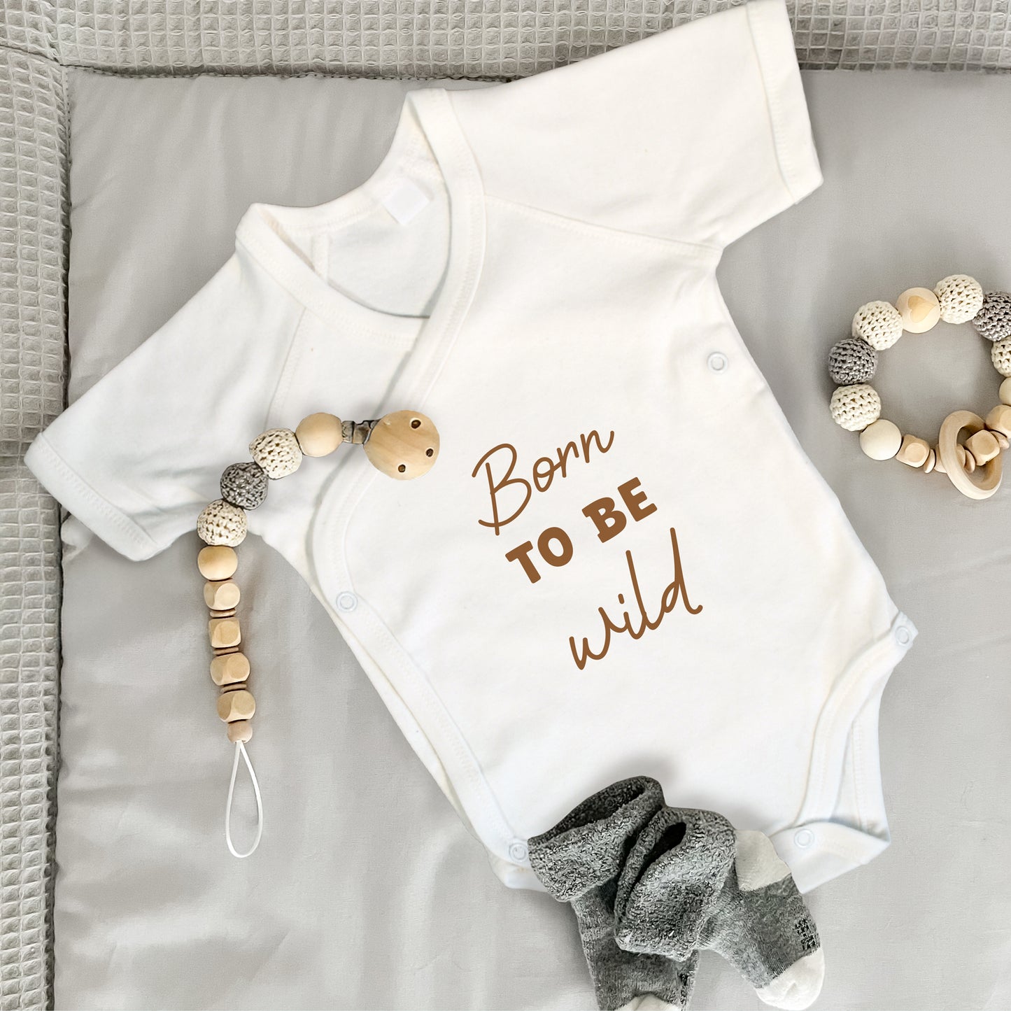 Baby Body Kurzarm mit Spruch | Wickelbody aus Bio-Baumwolle | Born to be wild