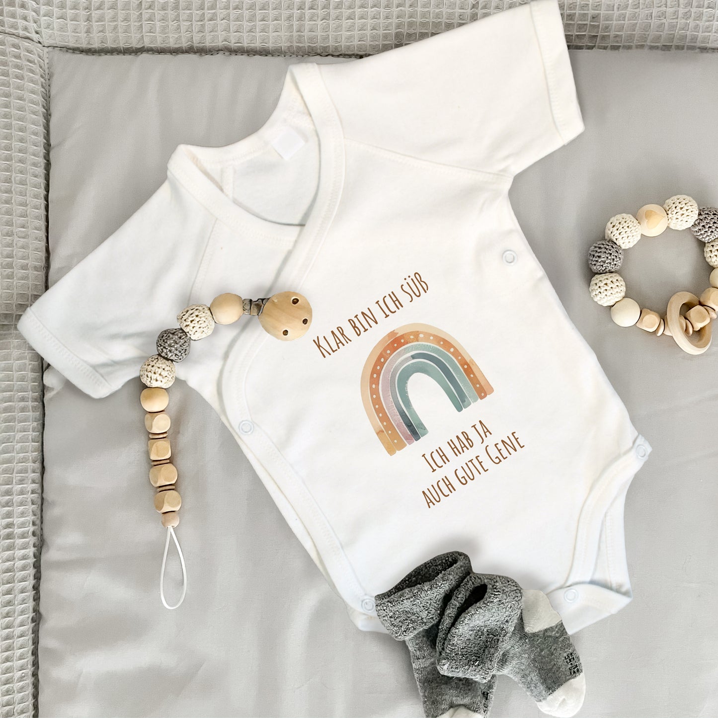 Baby Body Kurzarm mit Spruch | Wickelbody aus Bio-Baumwolle | Klar bin ich süß