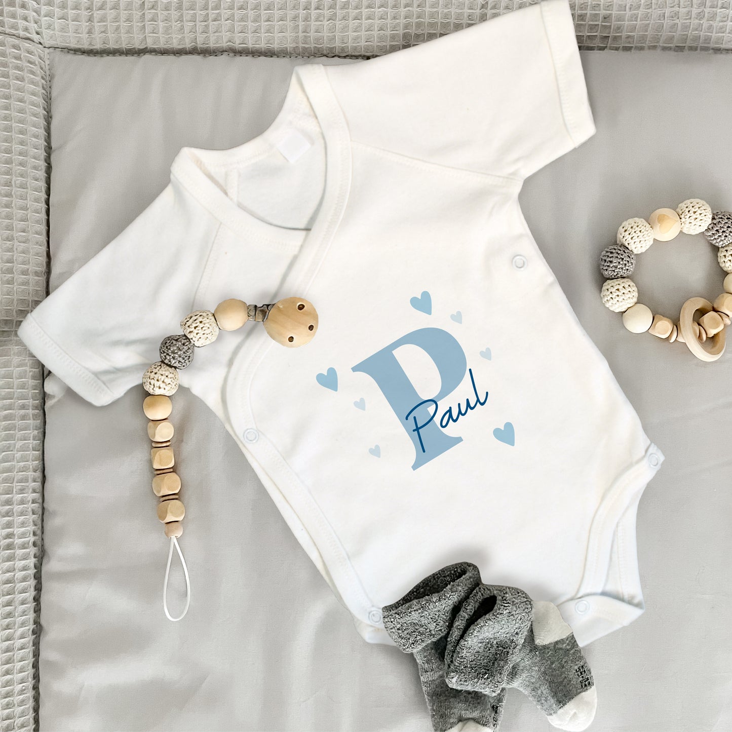 Baby Body Kurzarm mit Name | Wickelbody aus Bio-Baumwolle | Initiale in blau