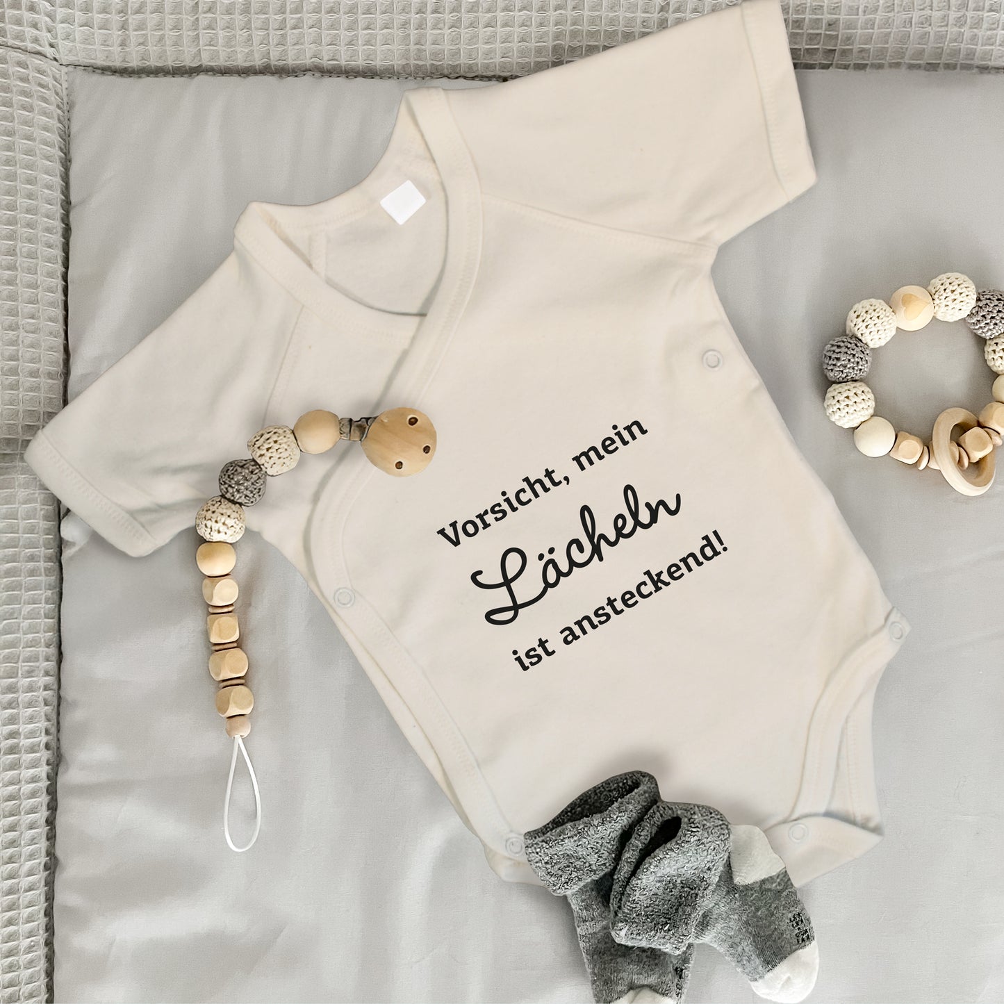 Baby Body Kurzarm mit Spruch | Wickelbody aus Bio-Baumwolle | Vorsicht, mein Lächeln ist ansteckend