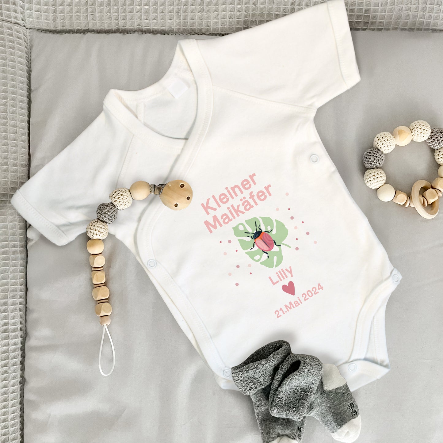 Baby Body Kurzarm mit Name & Datum | Wickelbody aus Bio-Baumwolle | Kleiner Maikäfer in Rosa
