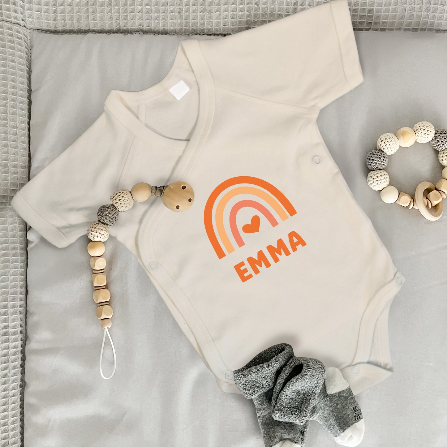 Baby Body Kurzarm mit Name & Geburtsdaten | Wickelbody aus Bio-Baumwolle | Regenbogen Gelb