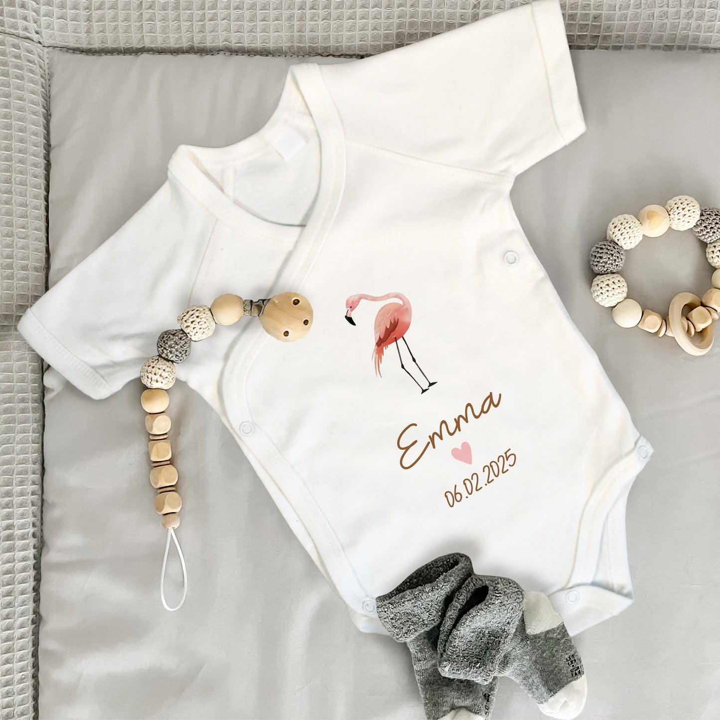 Baby Body Kurzarm mit Name & Geburtsdatum | Wickelbody aus Bio-Baumwolle | Tierparty - Flamingo