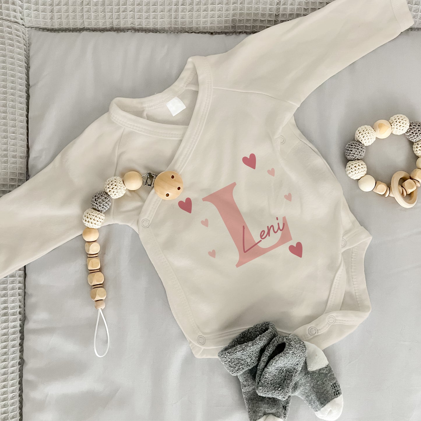 Baby Body Langarm mit Name | Wickelbody aus Bio-Baumwolle | Initiale in rosa