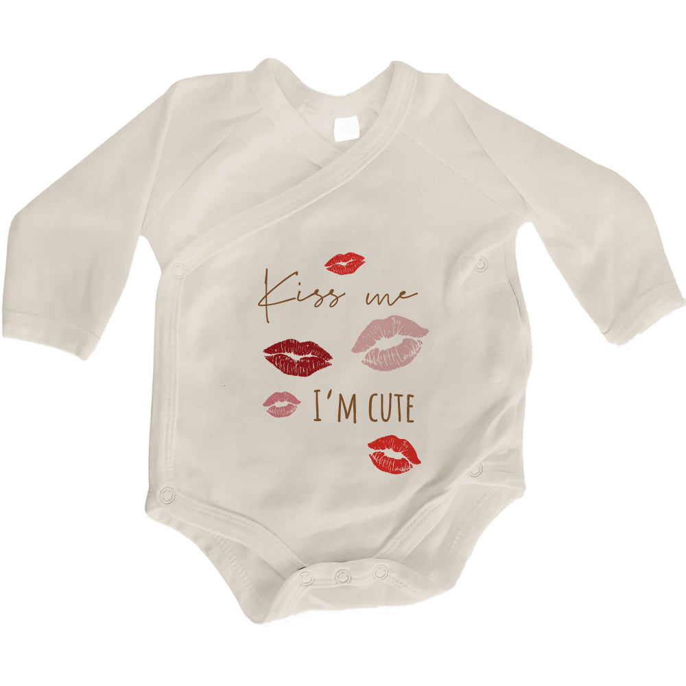 Baby Body Langarm mit Spruch | Wickelbody aus Bio-Baumwolle | Kiss Me, I’m Cute