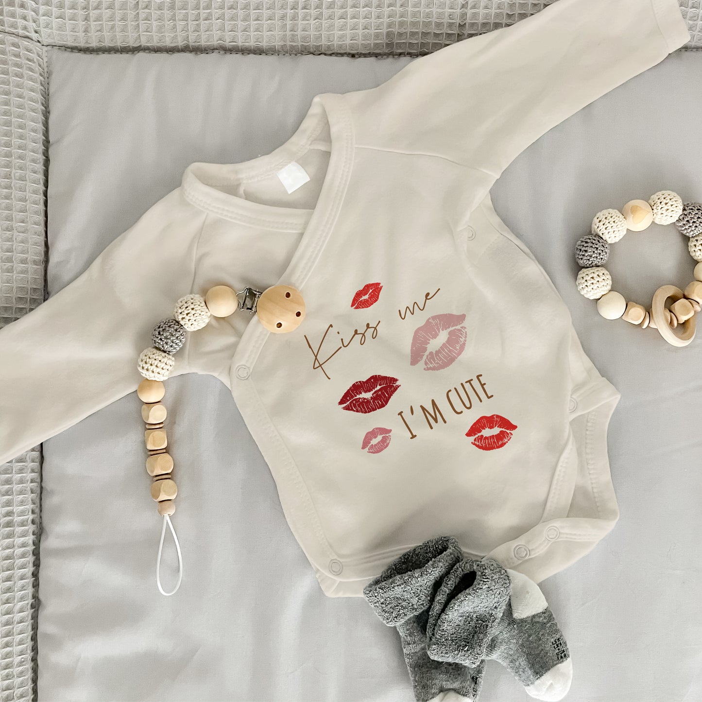 Baby Body Langarm mit Spruch | Wickelbody aus Bio-Baumwolle | Kiss Me, I’m Cute