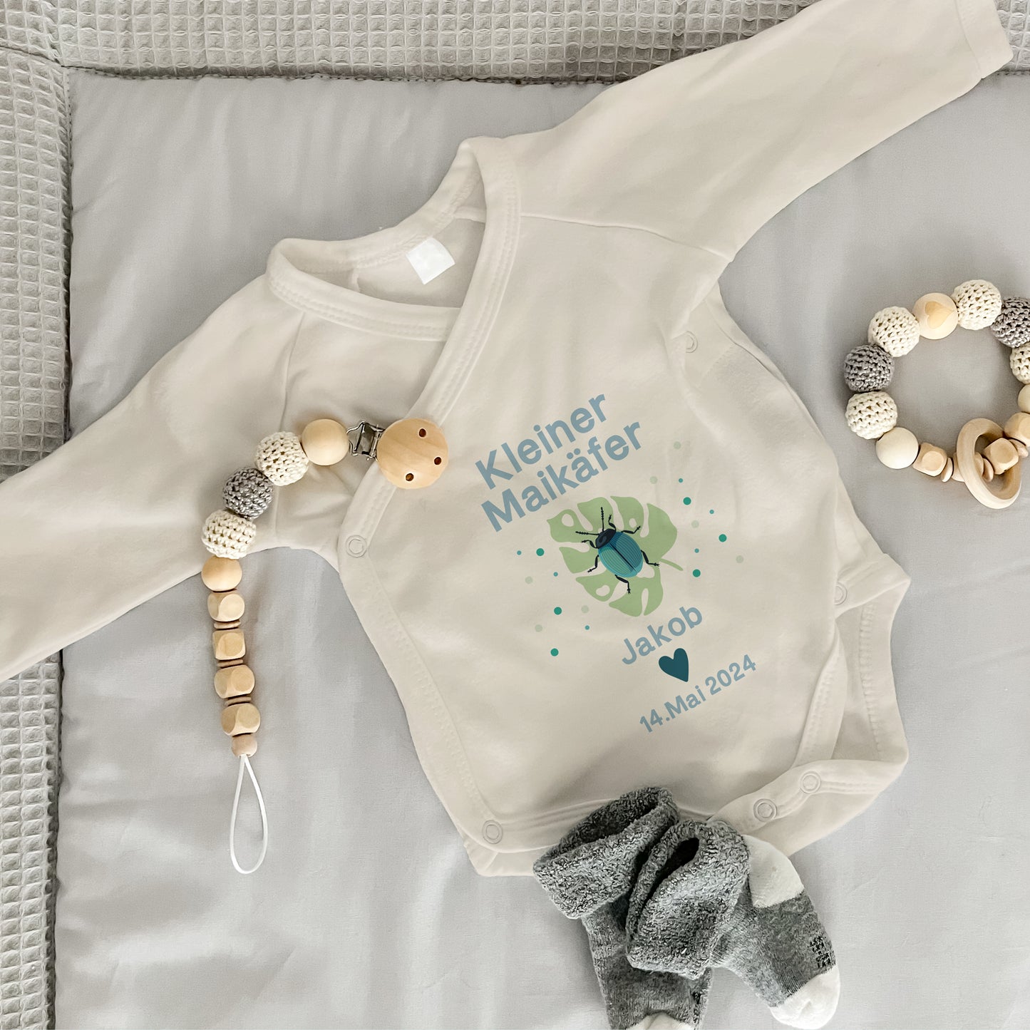 Baby Body Langarm mit Name & Datum | Wickelbody aus Bio-Baumwolle | Kleiner Maikäfer in Blau