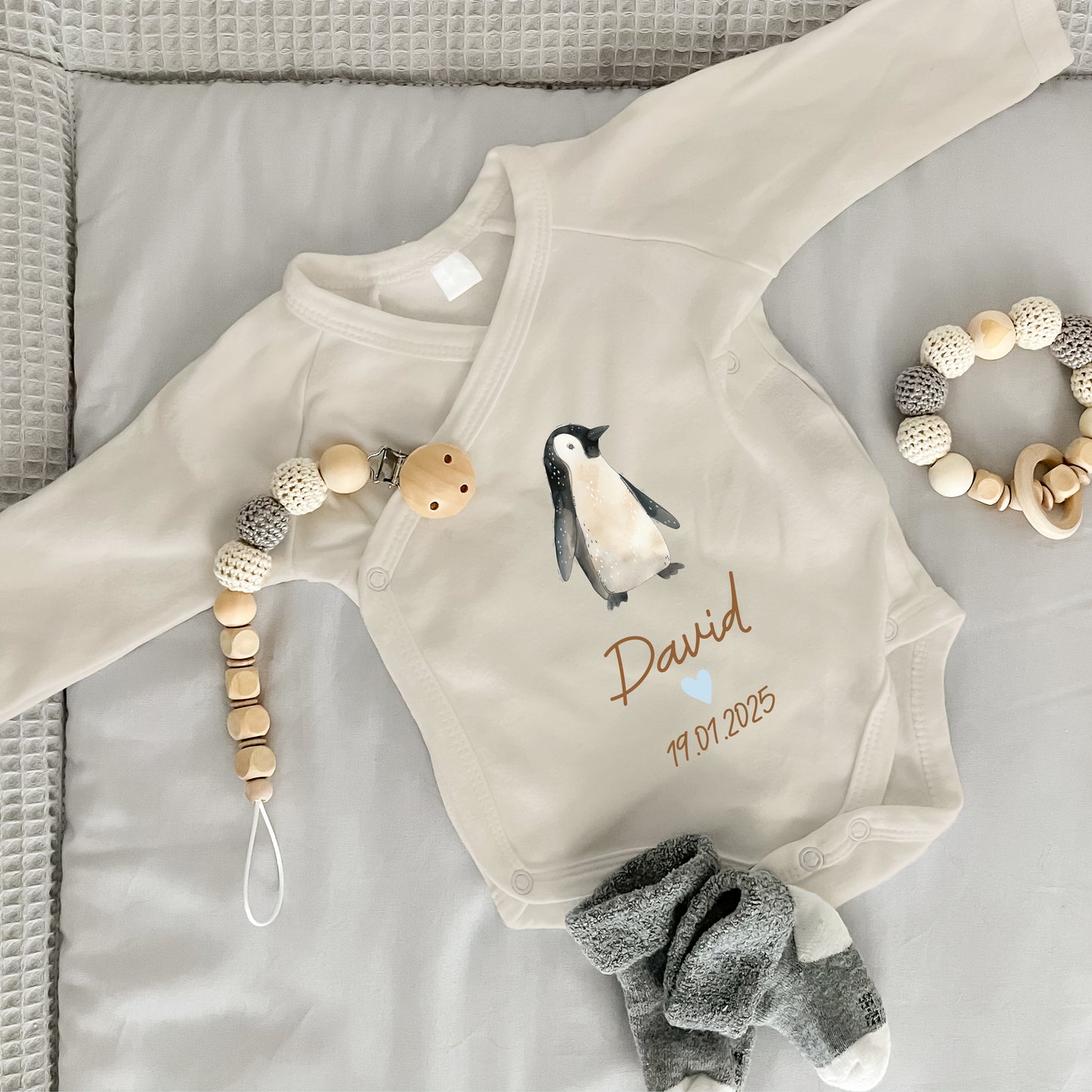 Baby Body Langarm mit Name & Geburtsdatum | Wickelbody aus Bio-Baumwolle | Tierparty - Pinguin