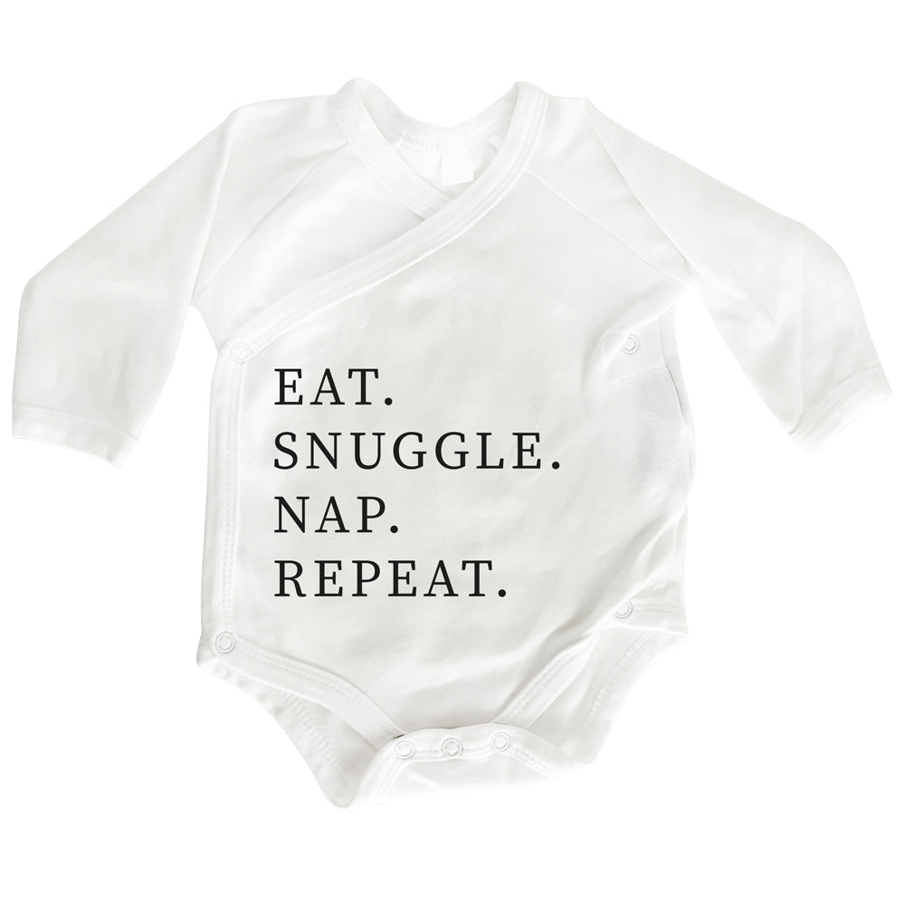 Premium Wickelbody | Spruch | Eat. Snuggle. Nap. Repeat | Langarm Body | Bio-Baumwolle | Geschenk zur Geburt mit Humor