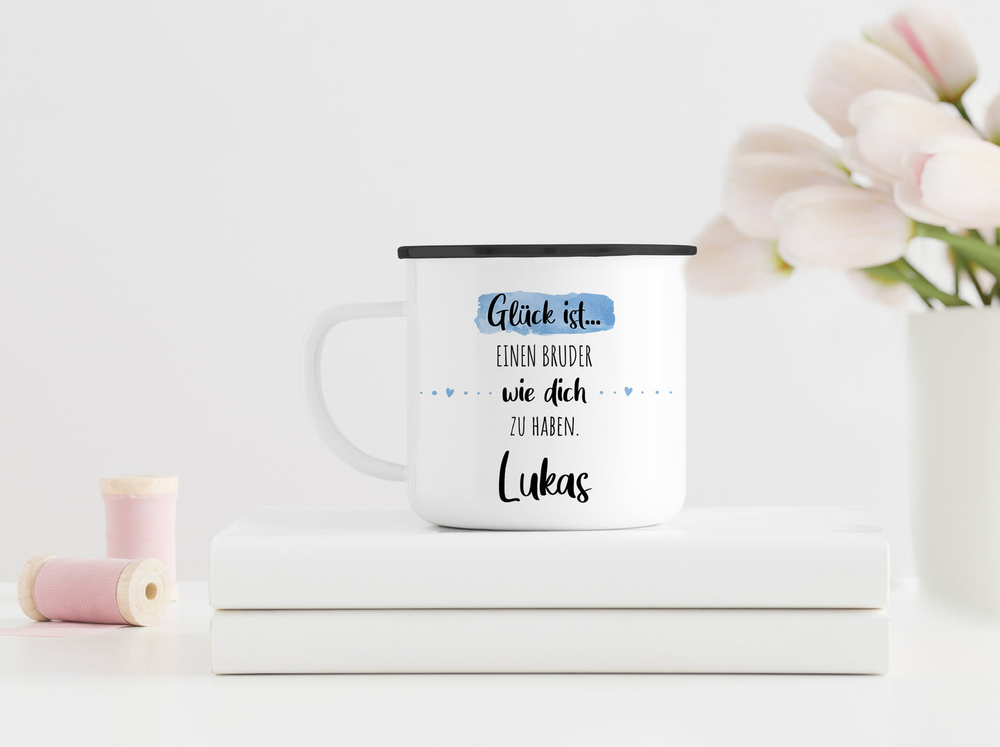 Bruder | Emaille Kaffeebecher personalisiert | Glück ist einen wie dich zu haben | Tasse mit Name | Geschenk | Rand silber oder schwarz - verschenkich.de