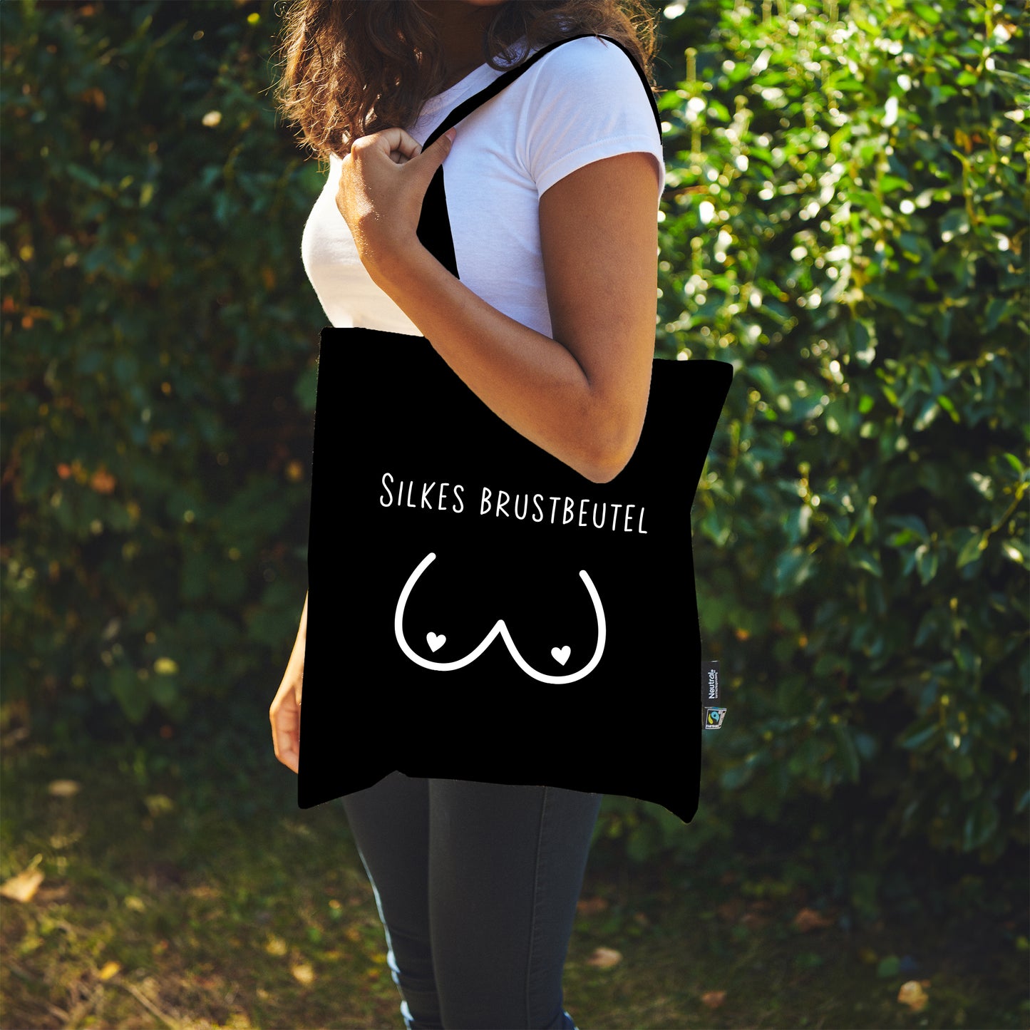 Brustbeutel | Stofftasche personalisiert mit Brust-Motiv und Name | weißer Druck | Tasche schwarz aus Bio- Baumwolle | Geschenk mit Humor - verschenkich.de