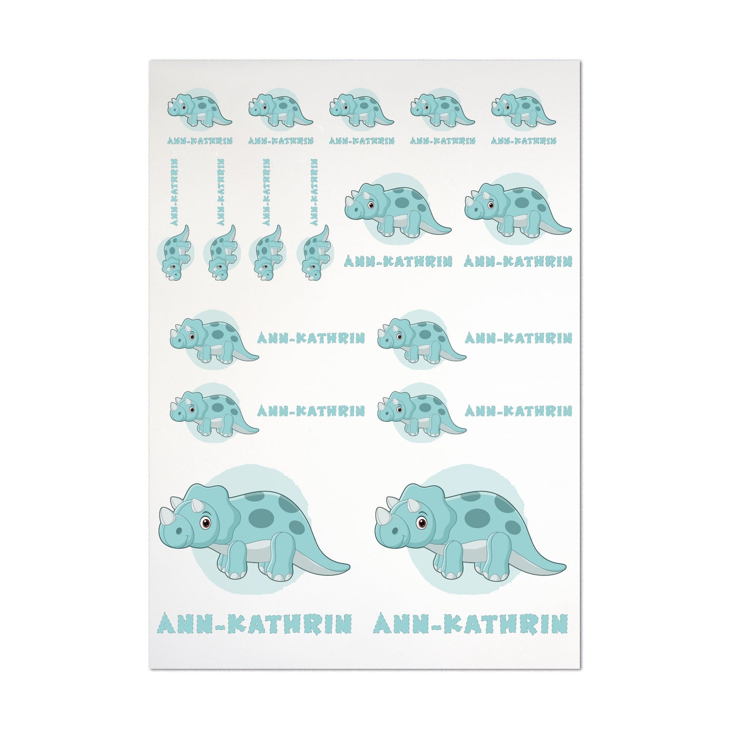 Bogen mit 17 Dino-Bügelmotiven in unterschiedlichen Größen, kombiniert mit dem Namen „Ann-Kathrin“, Variante: Triceratops in mint