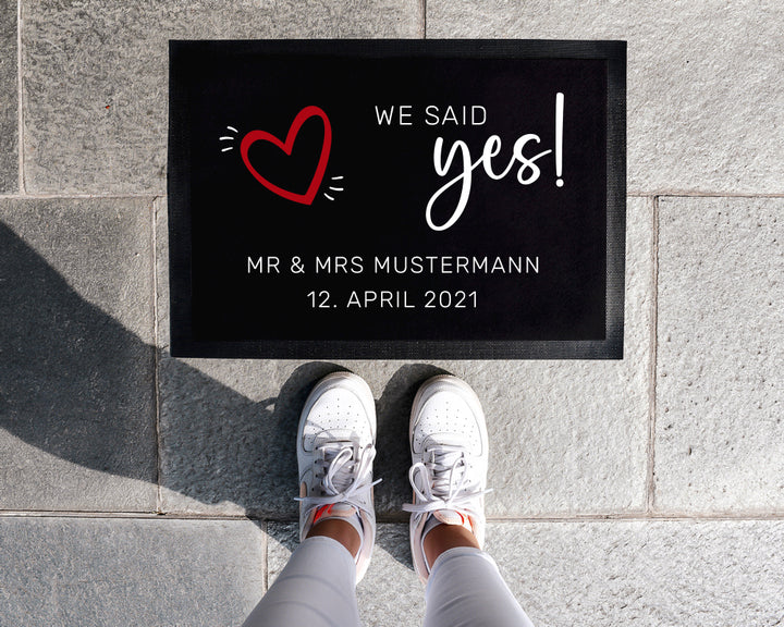 Personalisierte Fußmatte mit Wunschnamen | We said yes - Rot | 35 x 50 cm oder 40 x 60 cm | Geschenkidee zur Hochzeit für Paare