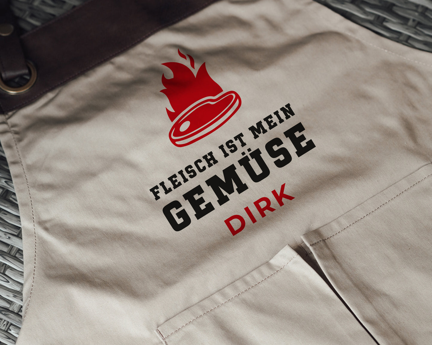 Grillschürze mit Name + Kunstleder Applikation | Fleisch ist mein Gemüse | schwarz oder beige - verschenkich.de