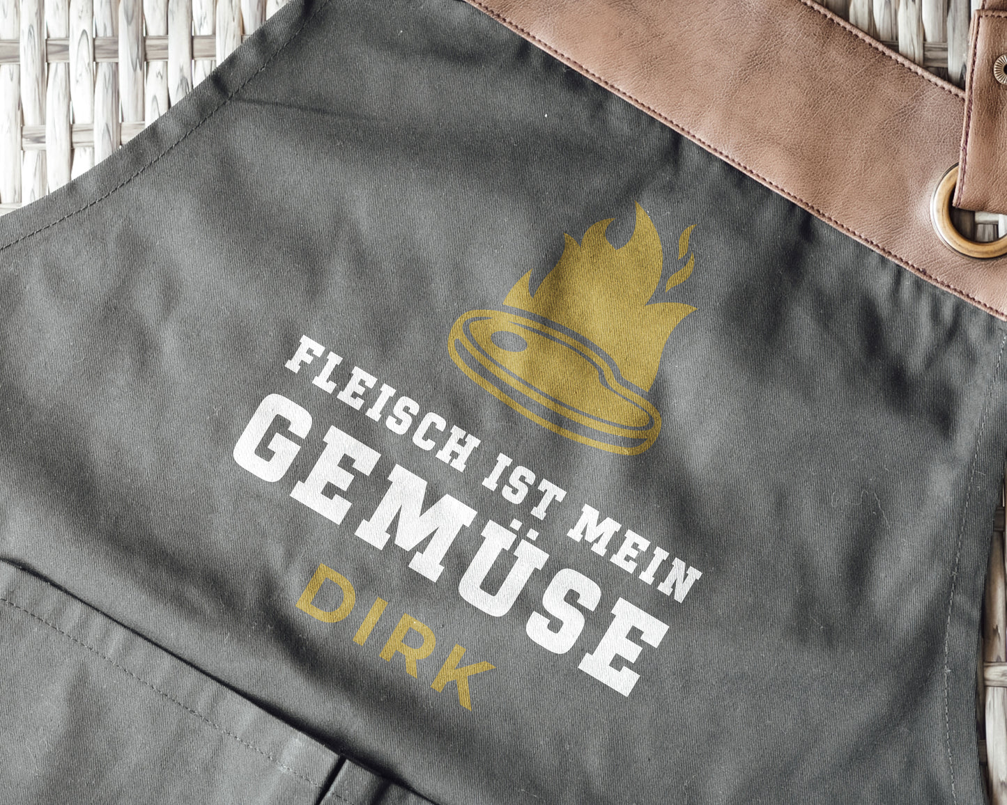 Grillschürze mit Name + Kunstleder Applikation | Fleisch ist mein Gemüse | schwarz oder beige - verschenkich.de