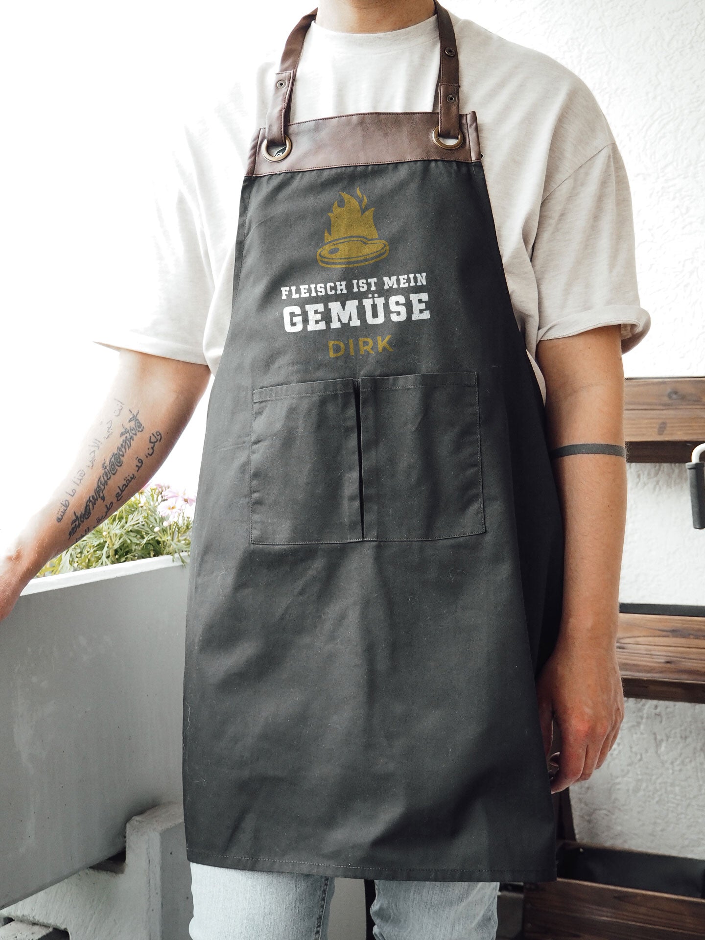 Grillschürze mit Name + Kunstleder Applikation | Fleisch ist mein Gemüse | schwarz oder beige - verschenkich.de