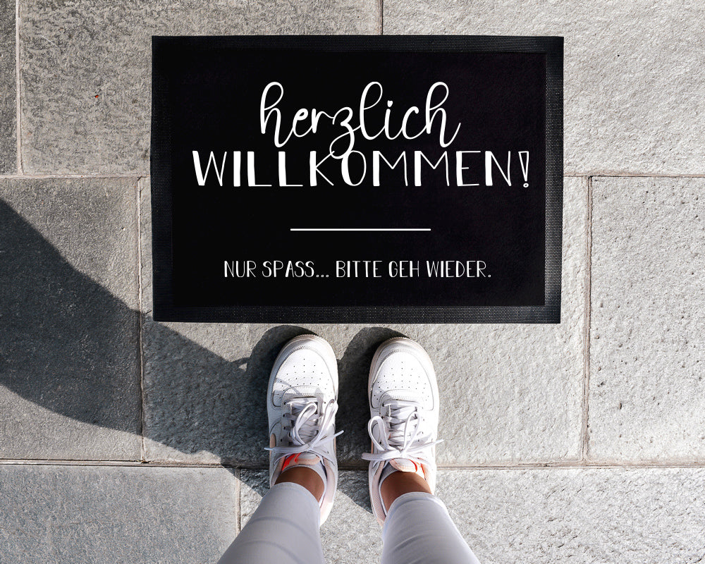 Gummi-Fußmatte | Herzlich Willkommen - Nur Spaß...bitte geh wieder | 35 x 50 cm oder 40 x 60 cm | Geschenkidee zum Umzug, Einzug - verschenkich.de