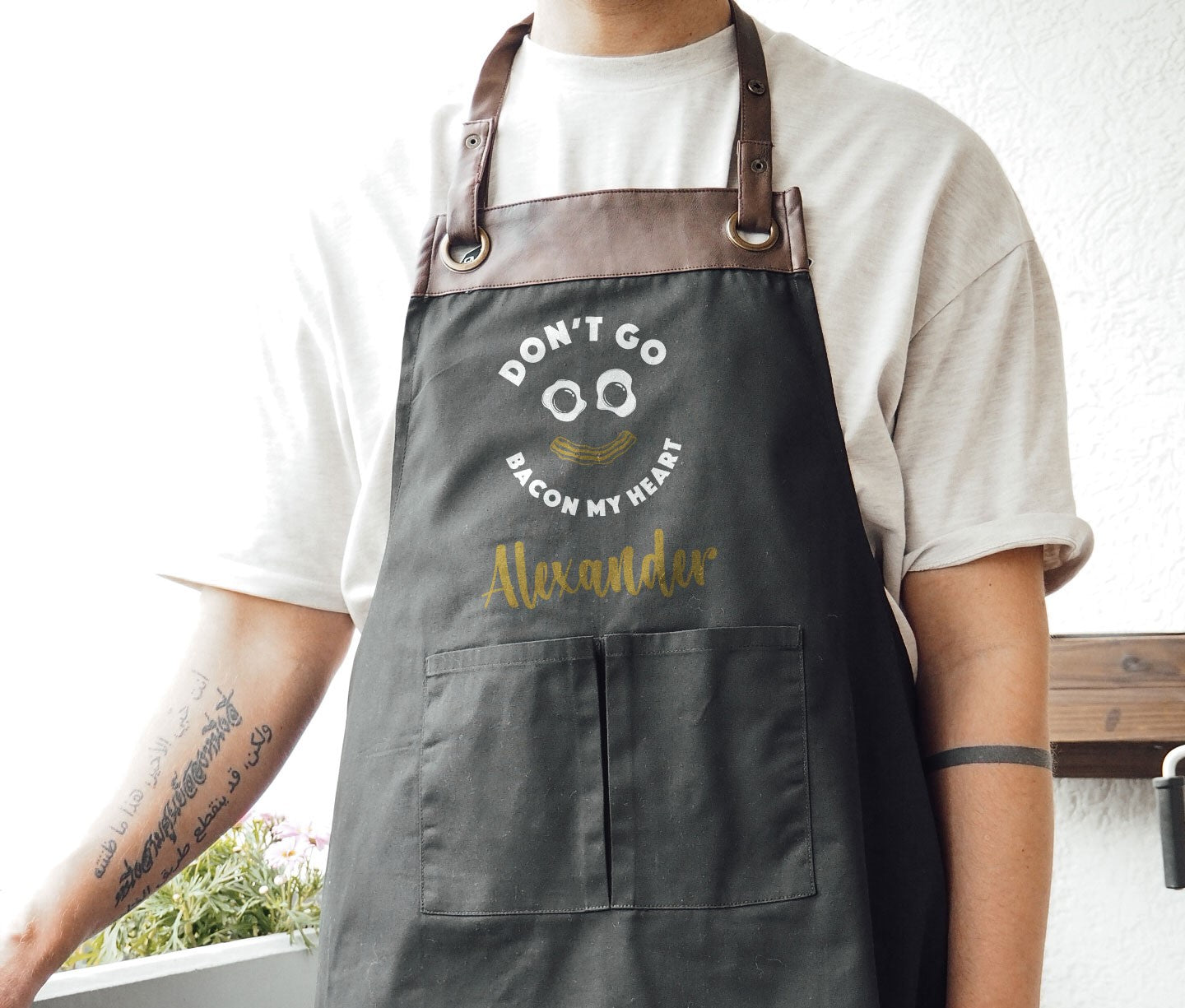 Kochschürze mit Name | Don't go bacon my heart | schwarz oder beige - verschenkich.de