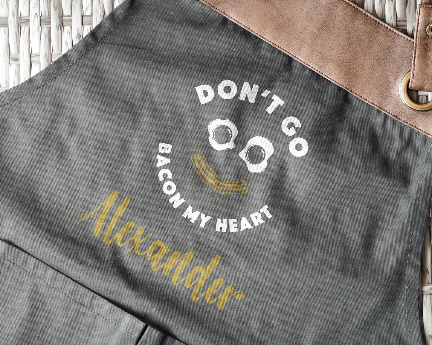 Kochschürze mit Name | Don't go bacon my heart | schwarz oder beige - verschenkich.de