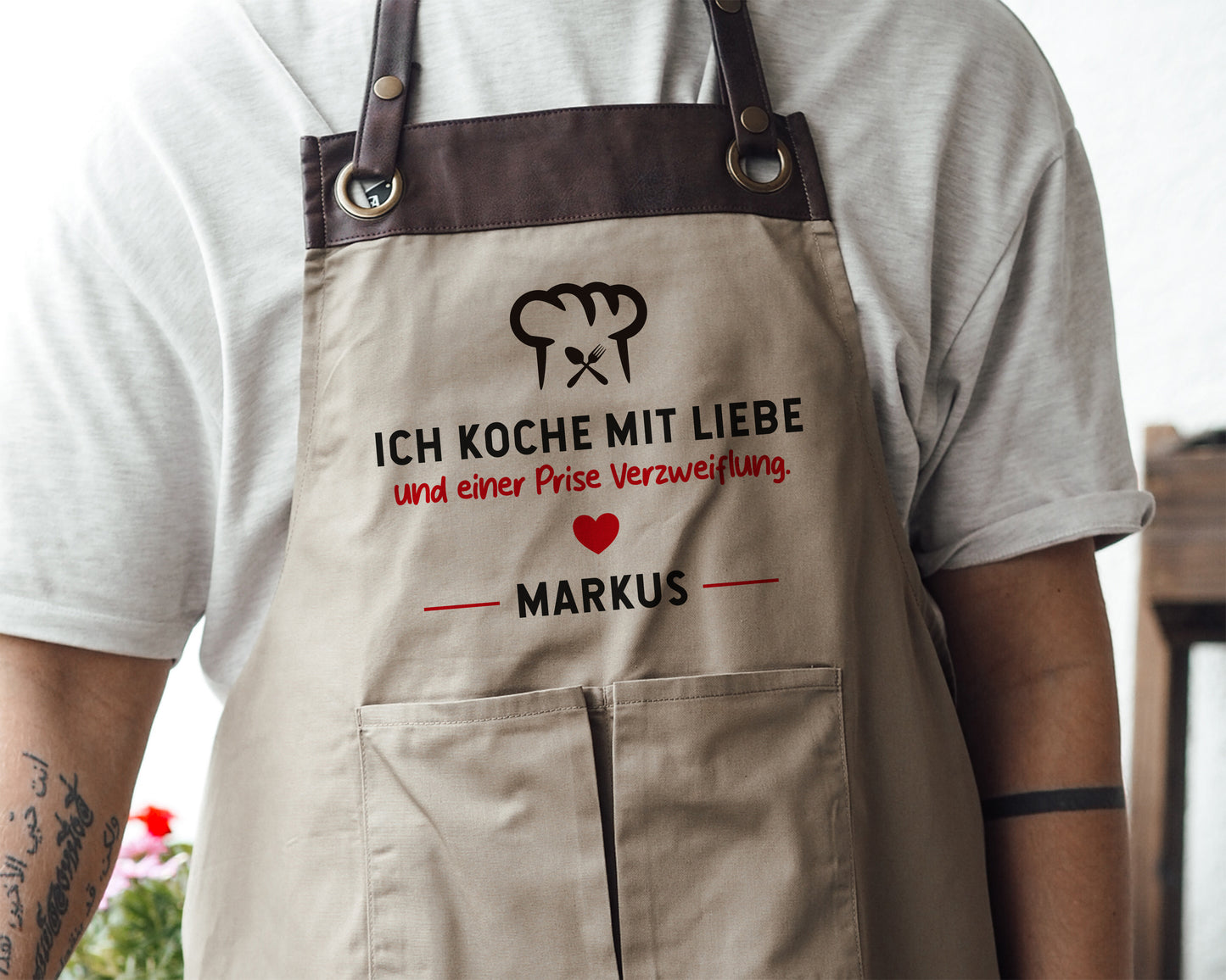 Kochschürze mit Name | Ich koche mit Liebe und einer Prise Verzweiflung | schwarz oder beige - verschenkich.de