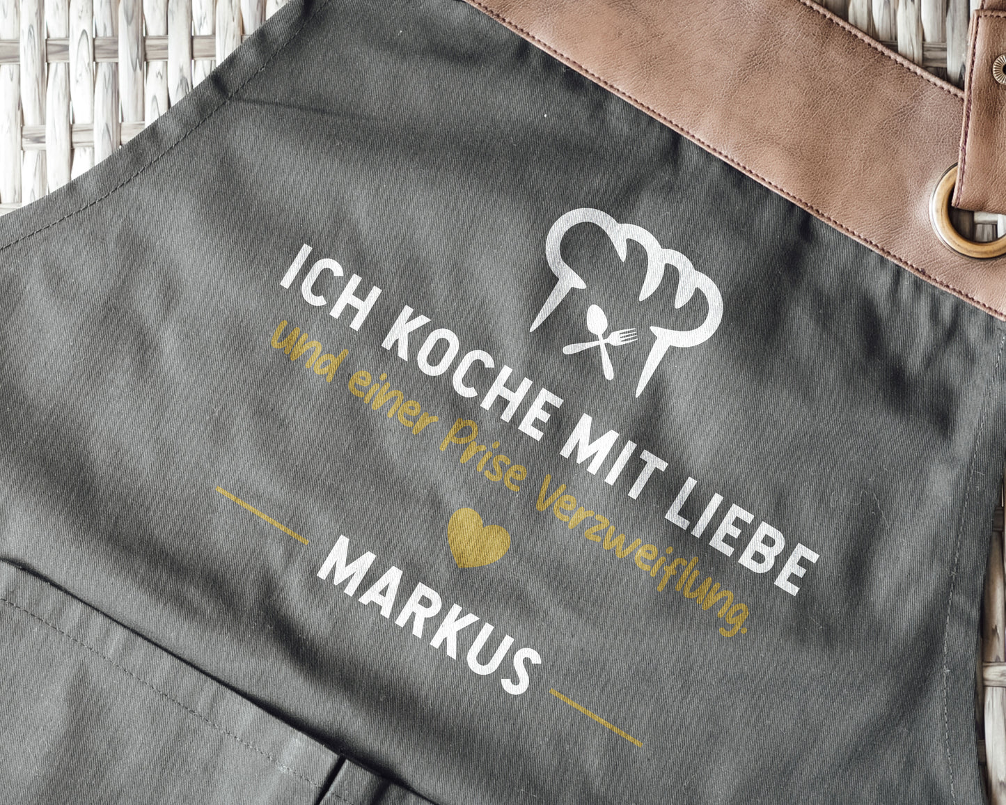 Kochschürze mit Name | Ich koche mit Liebe und einer Prise Verzweiflung | schwarz oder beige - verschenkich.de