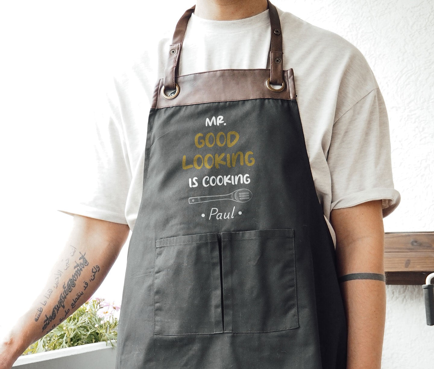 Kochschürze mit Name | Mr. Good Looking is Cooking | schwarz oder beige - verschenkich.de