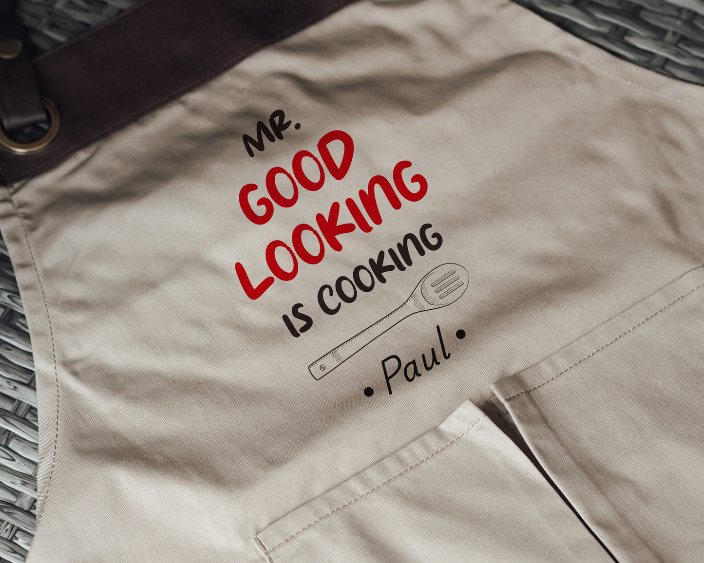 Kochschürze mit Name | Mr. Good Looking is Cooking | schwarz oder beige - verschenkich.de