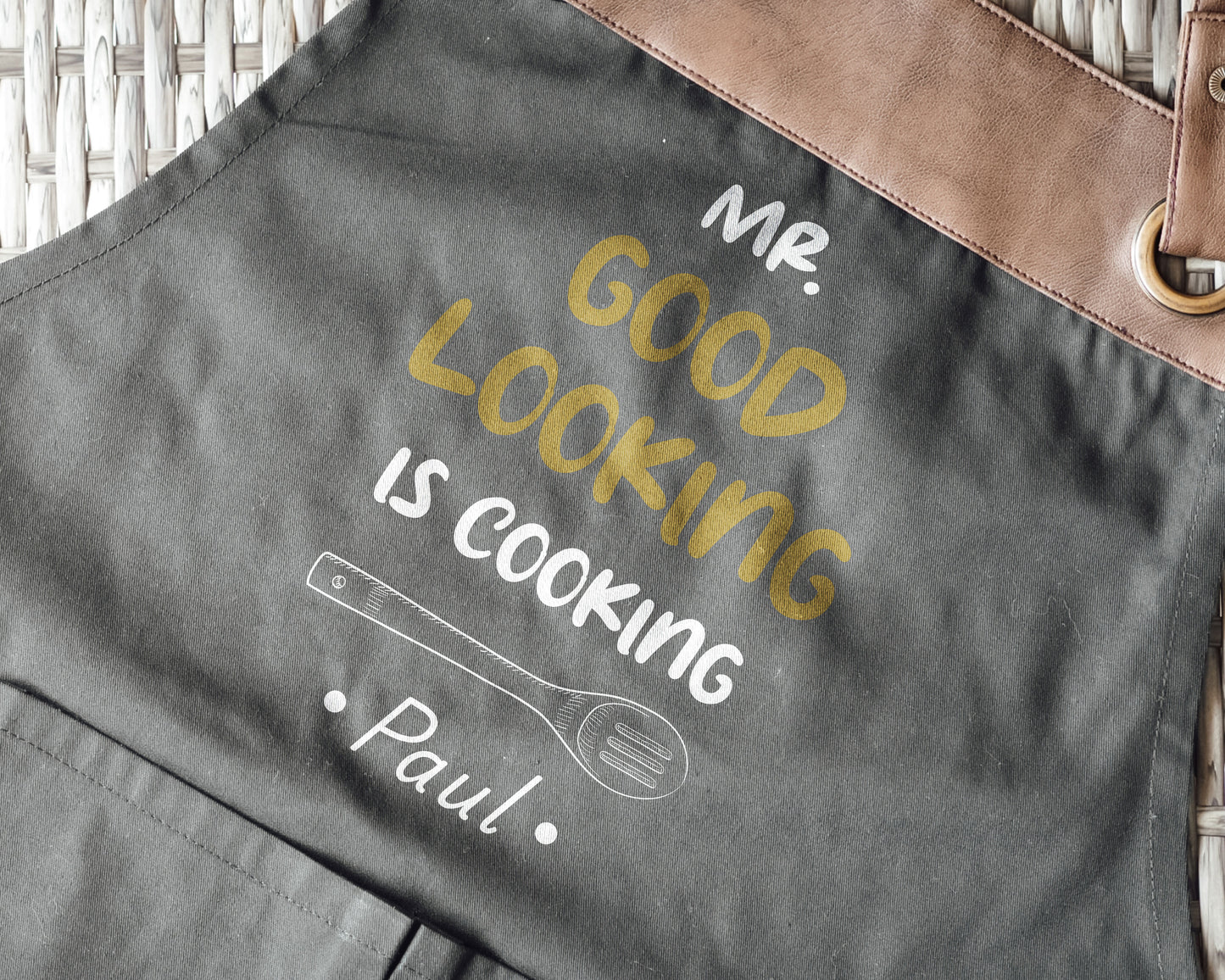 Kochschürze mit Name | Mr. Good Looking is Cooking | schwarz oder beige - verschenkich.de
