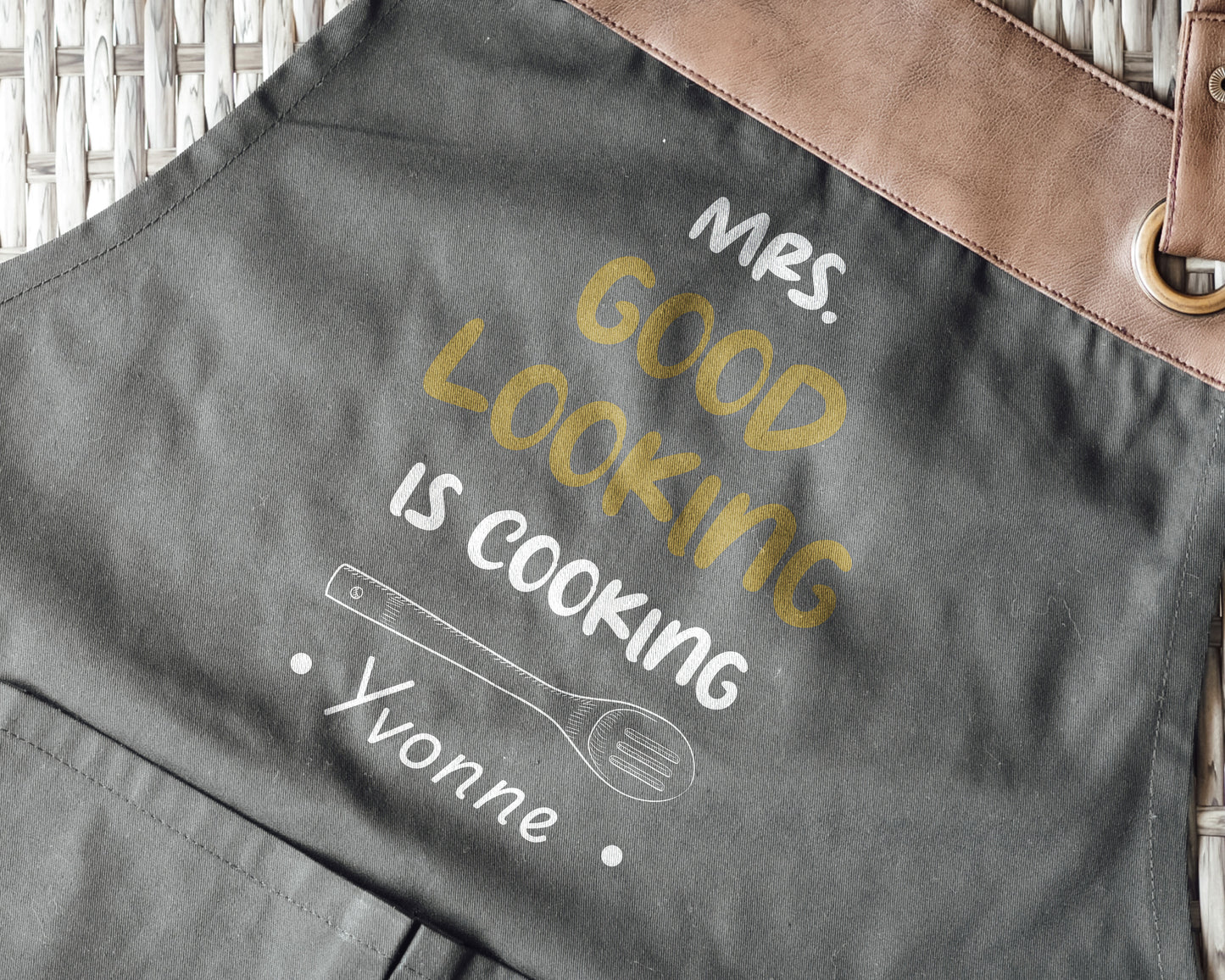 Kochschürze mit Name | Mrs Good Looking is Cooking | schwarz oder beige - verschenkich.de