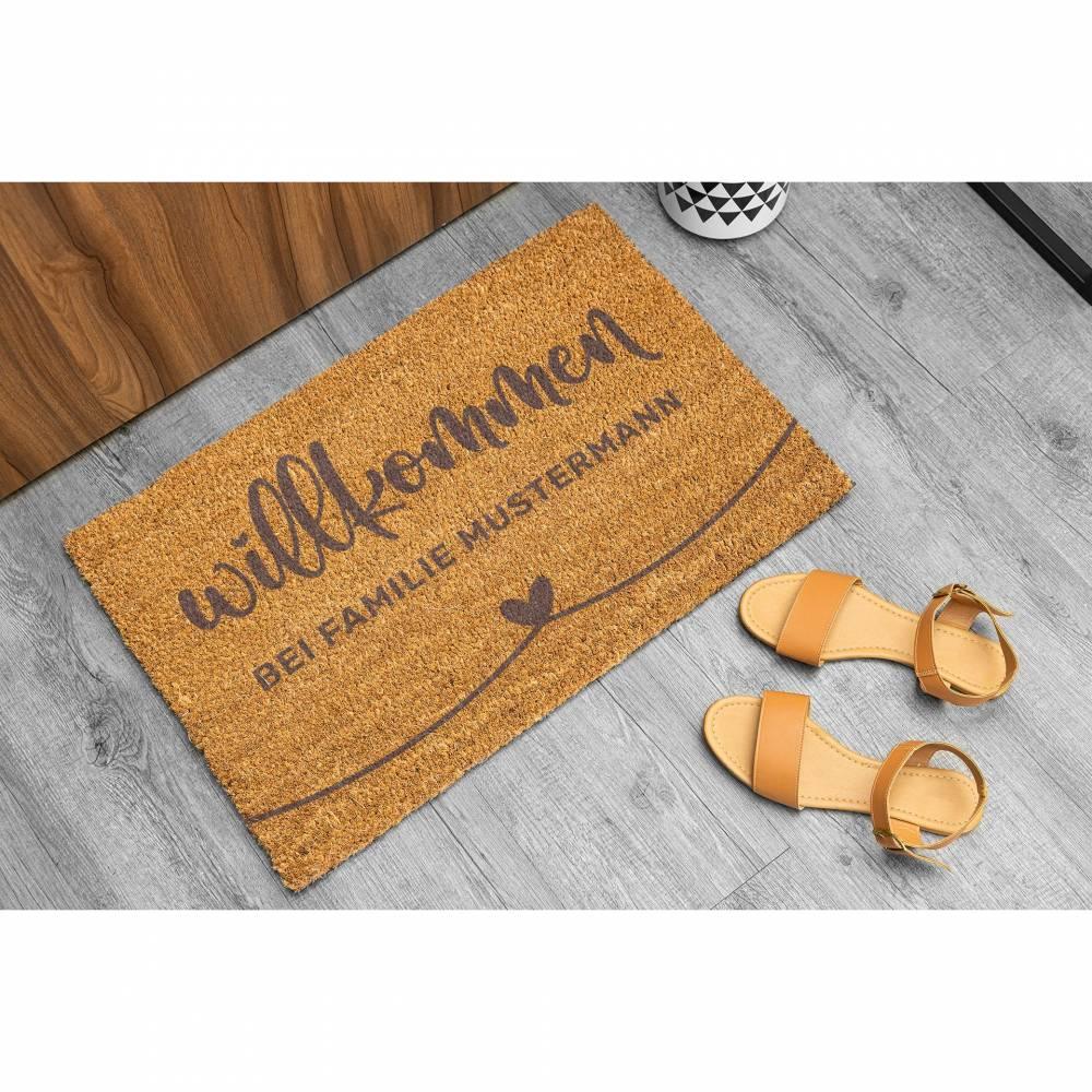 Personalisierte Fußmatte aus Kokos. Kokosmatte mit Wunschname - Motiv: Willkommen bei Familie... - verschenkich.de