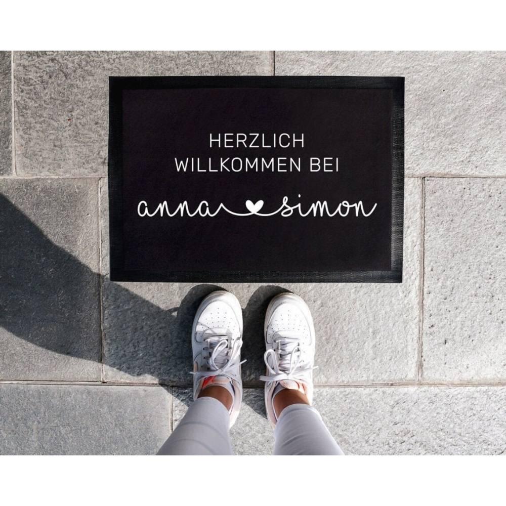 Personalisierte Fußmatte mit Wunschnamen - Motiv: Herzlich Willkommen bei... - verschenkich.de