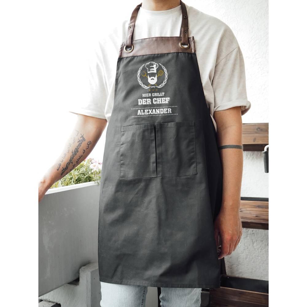 Personalisierte Grillschürze mit Kunstleder Applikation | Hier grillt der Chef | schwarz oder beige | Grillen mit Wunschnamen | Geschenk für Barbecue Fan - verschenkich.de