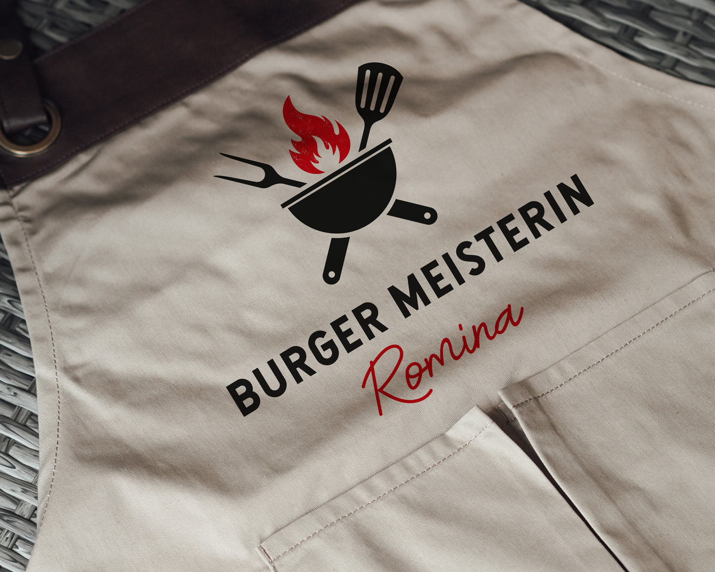 Personalisierte Grillschürze mit Kunstleder Applikation „Burger Meisterin“ in Beige oder Schwarz - verschenkich.de