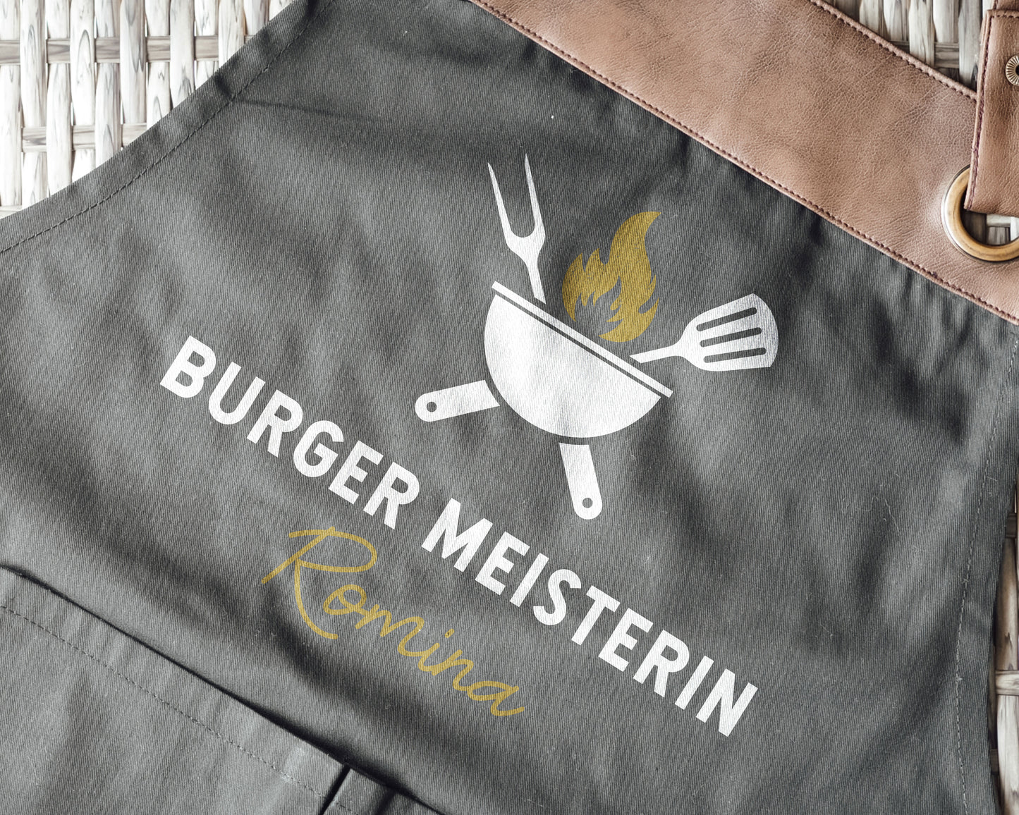 Personalisierte Grillschürze mit Kunstleder Applikation „Burger Meisterin“ in Beige oder Schwarz - verschenkich.de