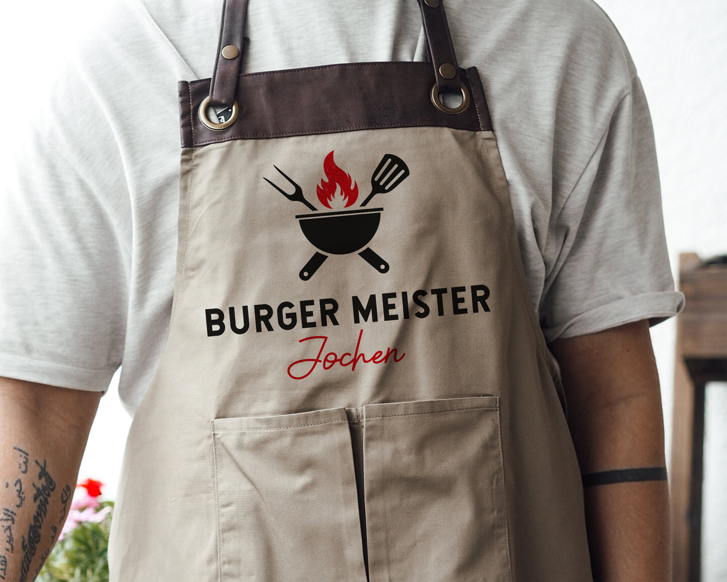 Personalisierte Grillschürze mit Kunstleder Applikation | Burger Meister | schwarz oder beige - verschenkich.de
