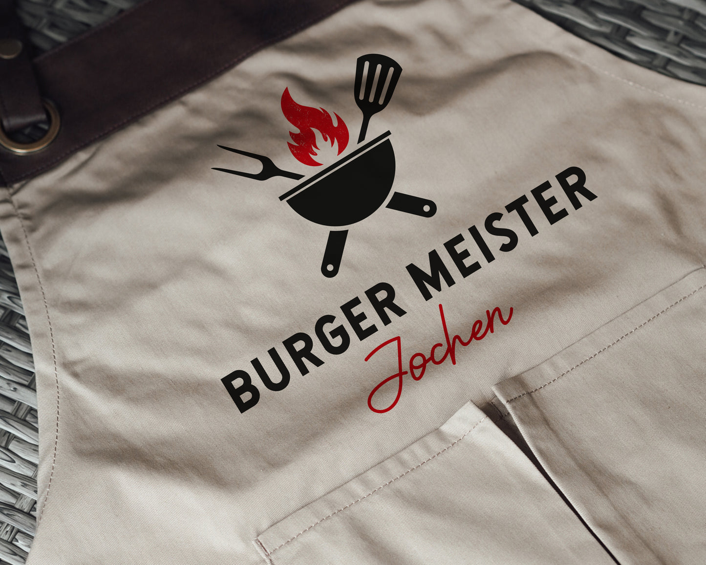 Personalisierte Grillschürze mit Kunstleder Applikation | Burger Meister | schwarz oder beige - verschenkich.de