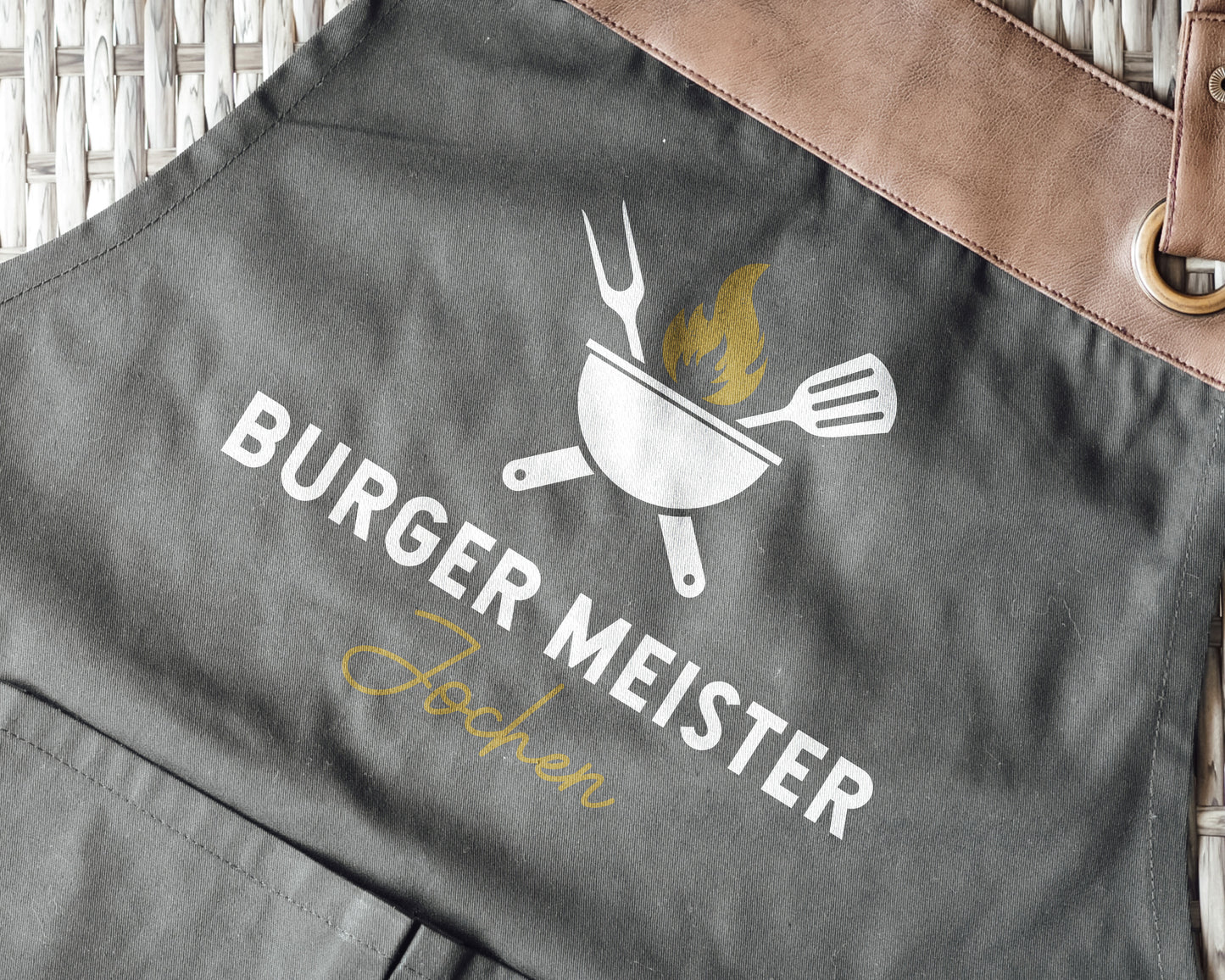 Personalisierte Grillschürze mit Kunstleder Applikation | Burger Meister | schwarz oder beige - verschenkich.de