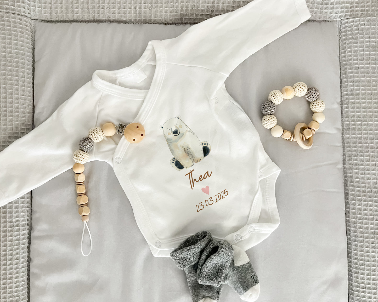 Personalisierter Baby Wickelbody aus Bio-Baumwolle | Eisbär | Name + Datum | Herz in Rosa oder Blau | Langarm Babybody | Geschenk Geburt - verschenkich.de