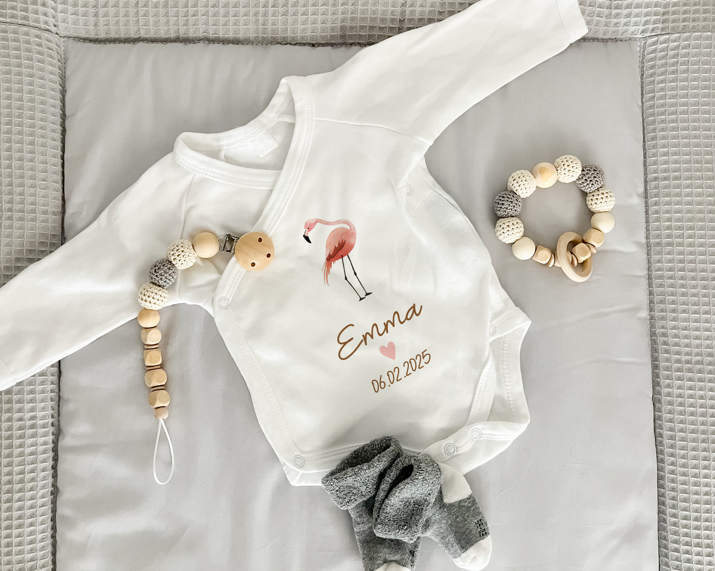 Personalisierter Baby Wickelbody aus Bio-Baumwolle | Flamingo | Name + Datum | Herz in Rosa oder Blau | Langarm Babybody | Geschenk Geburt - verschenkich.de