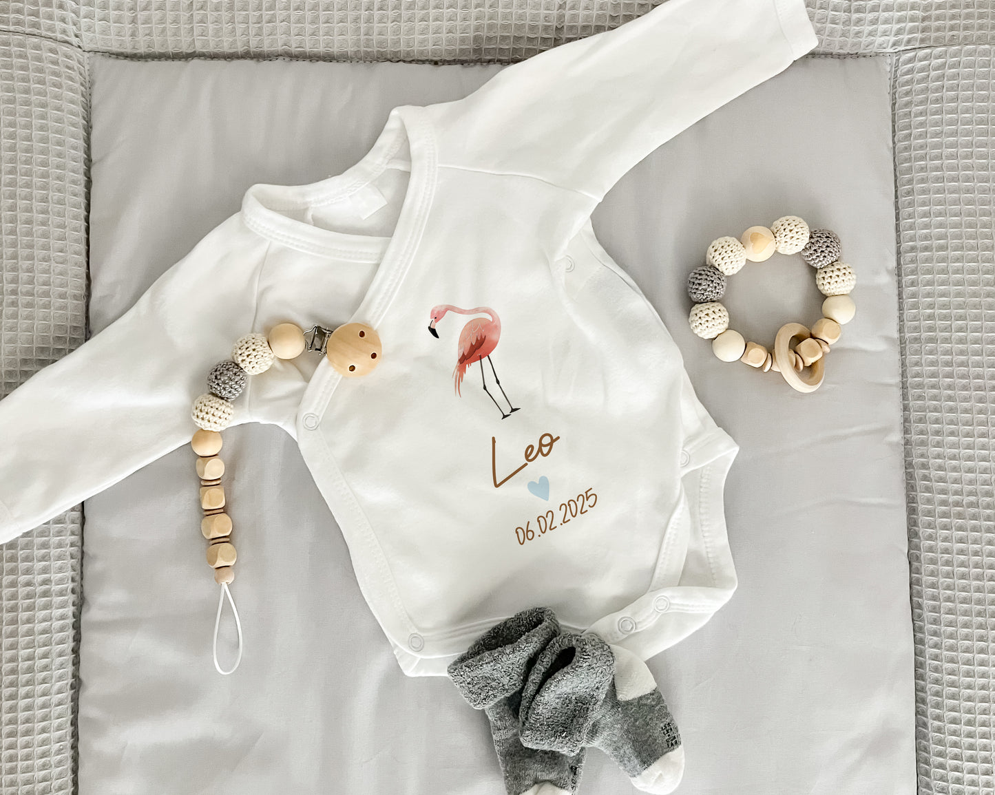Personalisierter Baby Wickelbody aus Bio-Baumwolle | Flamingo | Name + Datum | Herz in Rosa oder Blau | Langarm Babybody | Geschenk Geburt - verschenkich.de
