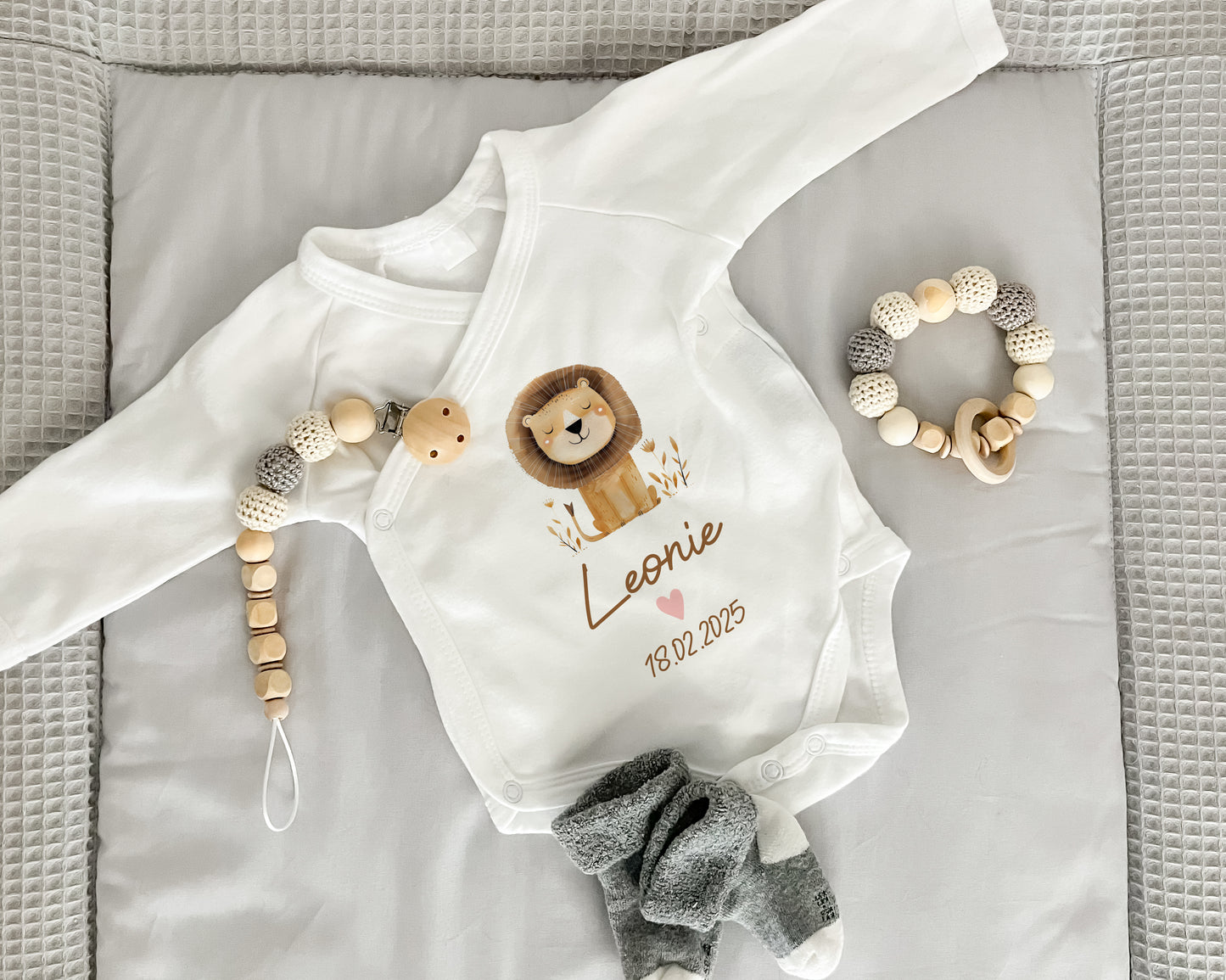 Personalisierter Baby Wickelbody aus Bio-Baumwolle | Löwe | Name + Datum | Herz in Rosa oder Blau | Langarm Babybody | Geschenk Geburt - verschenkich.de