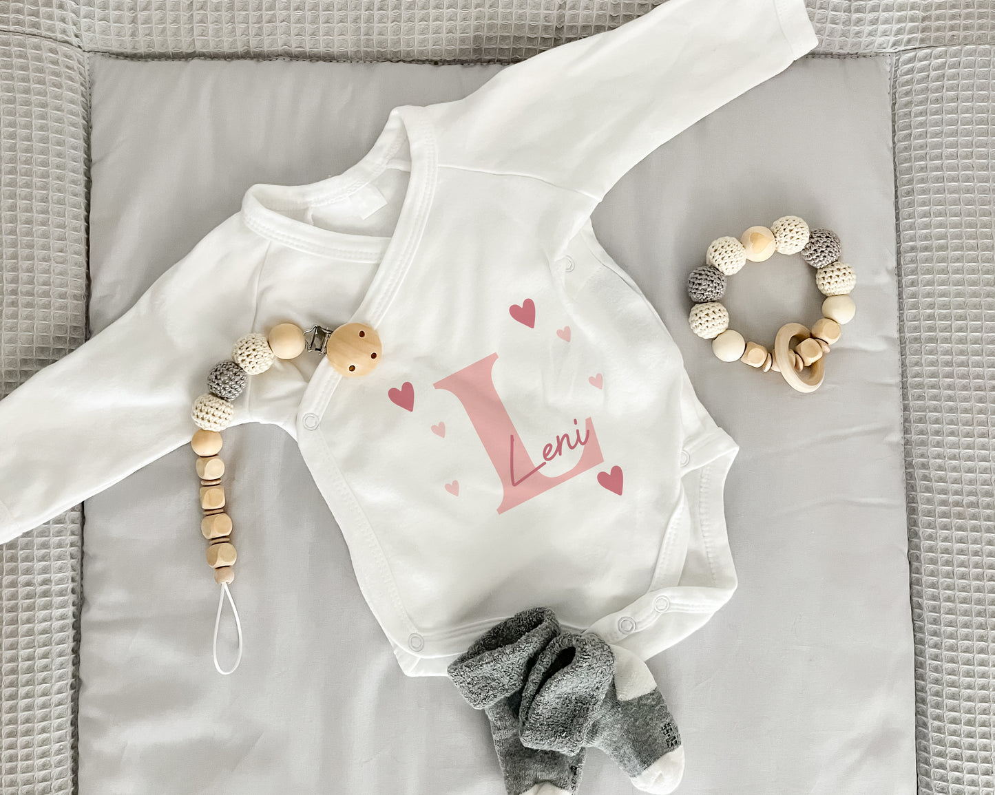 Personalisierter Baby Wickelbody aus Bio-Baumwolle | Mit Namen & Initialen in Rosa | Langarm Baby Body | Perfektes Geschenk zur Geburt - verschenkich.de