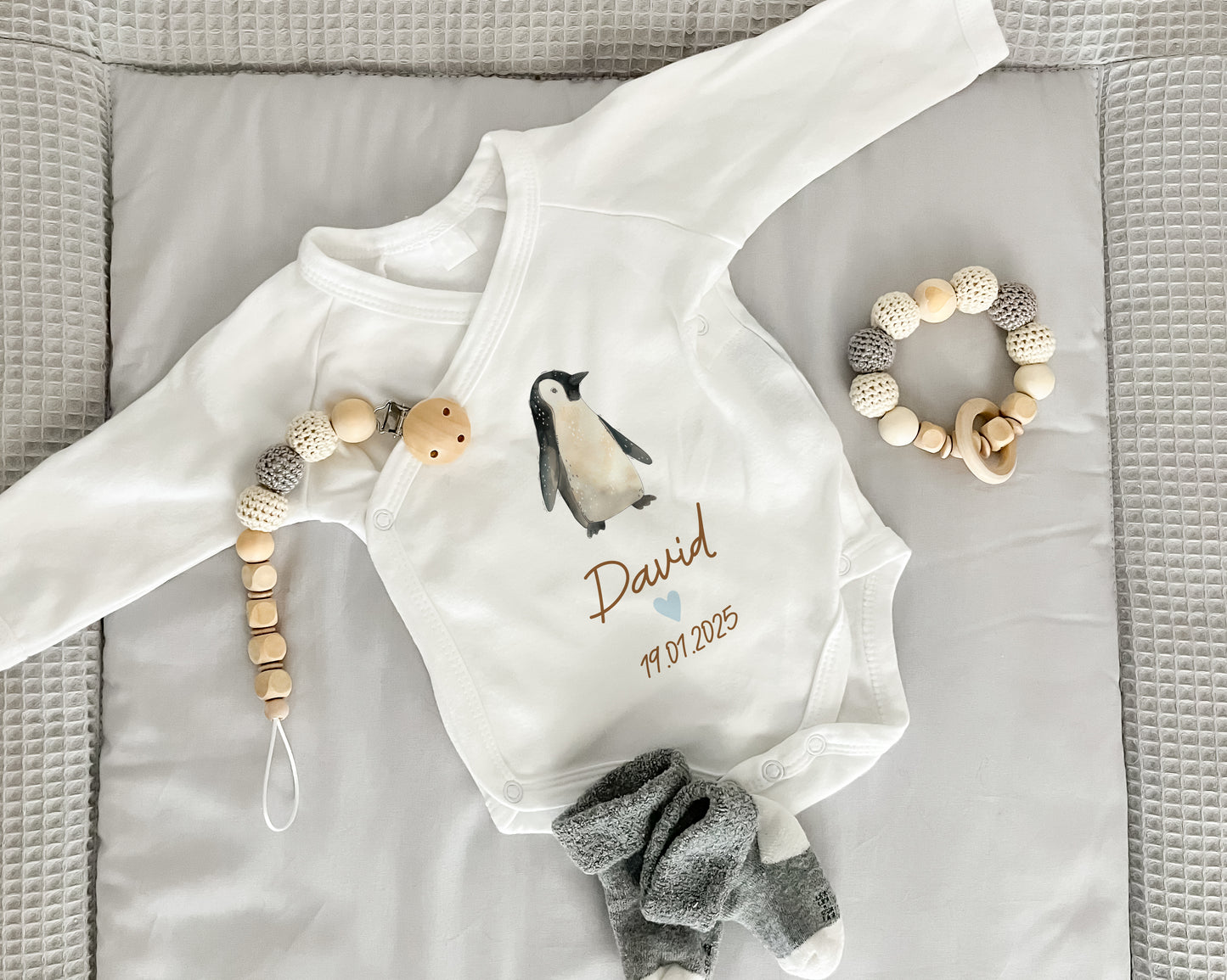 Personalisierter Baby Wickelbody aus Bio-Baumwolle | Pinguin | Name + Datum | Herz in Rosa oder Blau | Langarm Babybody | Geschenk Geburt - verschenkich.de