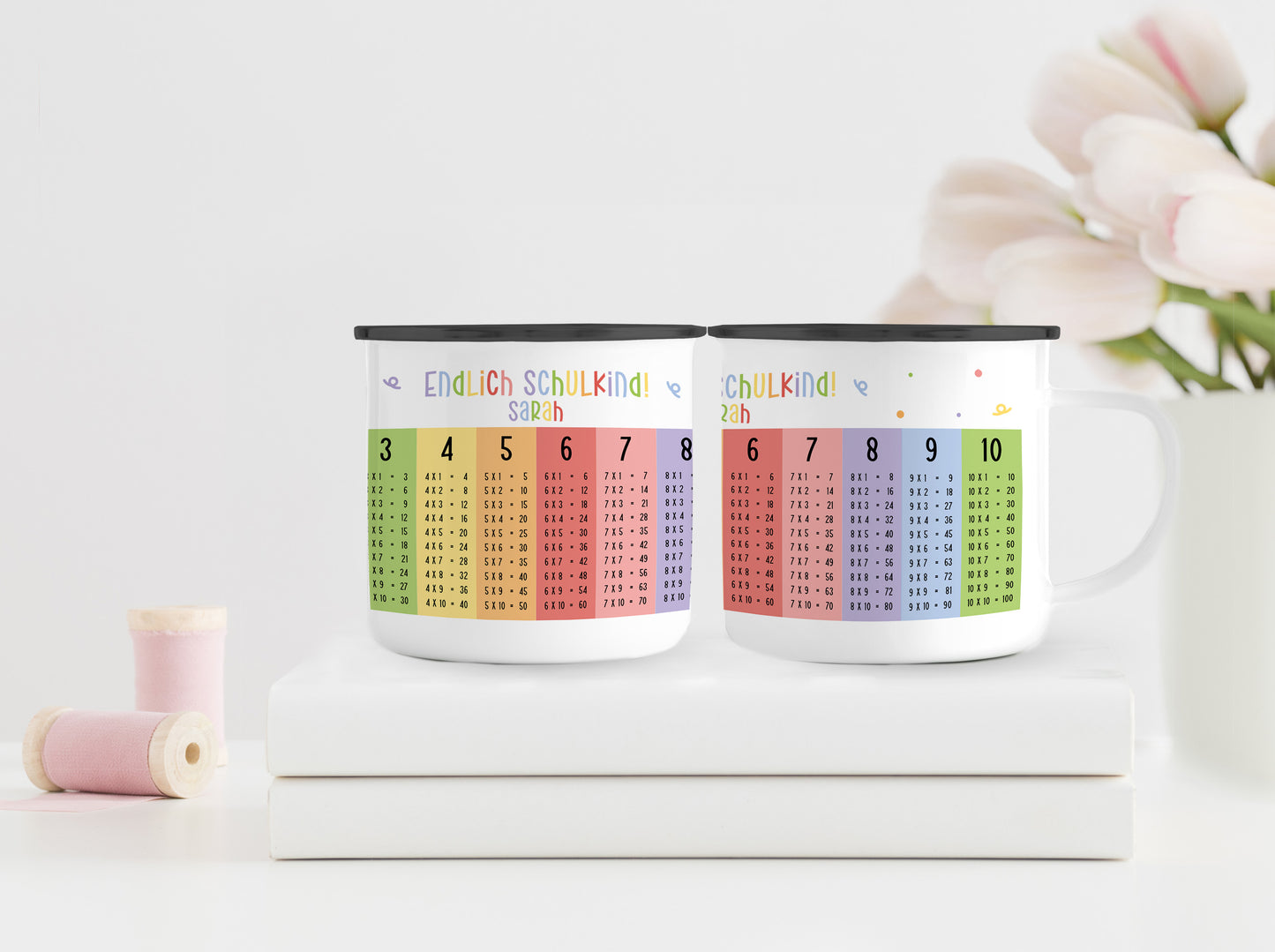 Personalisierter Emaillebecher | Endlich Schulkind 1x1 bunt | Emaille Tasse | Rand schwarz oder silber | mit Namen | Geschenk Einschulung - verschenkich.de