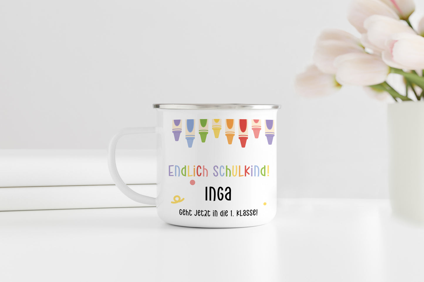 Personalisierter Emaillebecher | Endlich Schulkind | Buntstifte oben | Emaille Tasse | Rand schwarz oder silber | mit Name | Einschulung - verschenkich.de